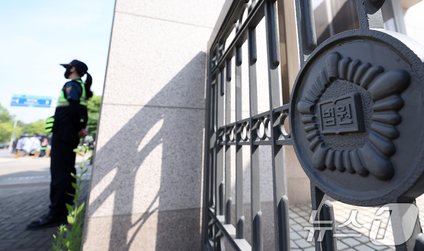 (고양=뉴스1) 김성진 기자 = 전국법관대표회의 임시회의가 열린 26일 경기 고양시 사법연수원 앞에서 경찰이 경계 근무를 서고 있다. 2025.5.26/뉴스1