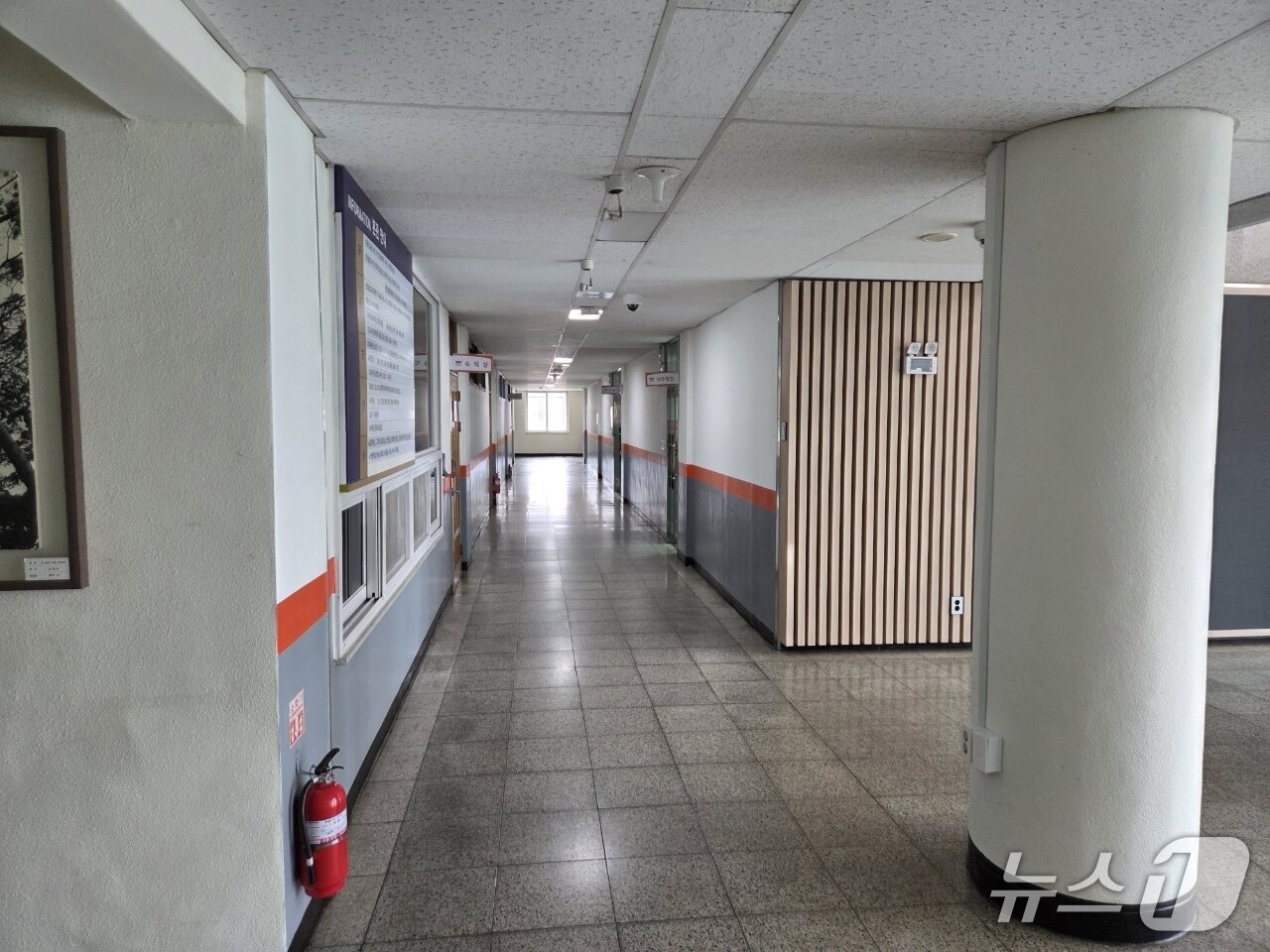본문 이미지 - 충북 옥천군에 자리 잡은 충북도립대학교 사무국 복도에 묘한 긴장감이 감돌고 있다. /뉴스1 장인수 기자 