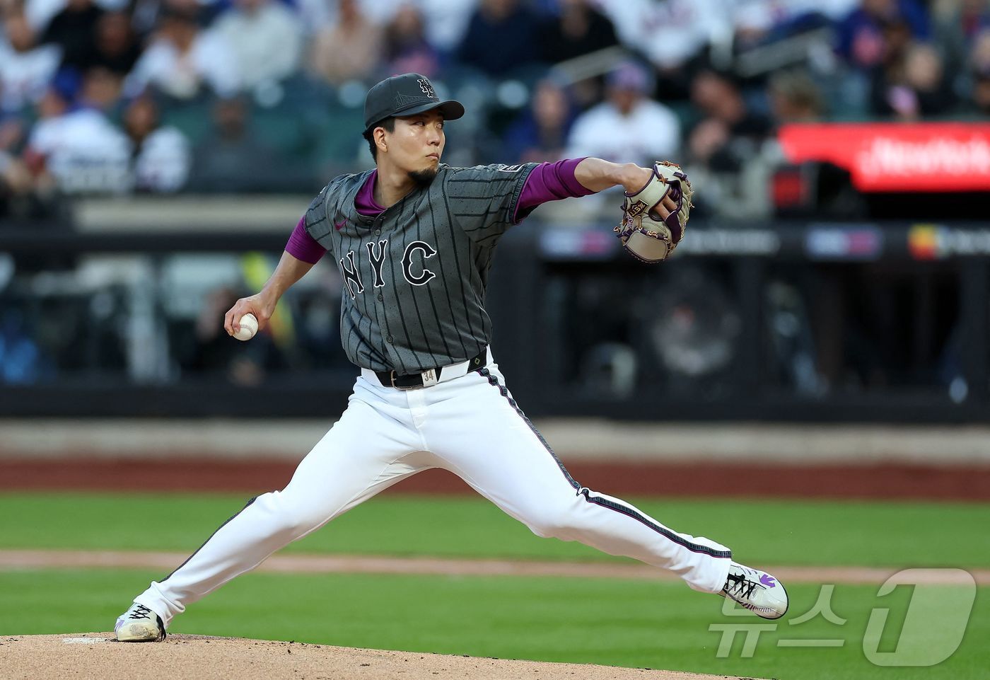 본문 이미지 - 뉴욕 메츠 투수 센가 고다이는 26일(한국시간) 열린 2025 메이저리그 LA 다저스전에서 5⅓이닝을 1실점으로 막고 시즌 5승(3패)째를 거뒀다. ⓒ AFP=뉴스1