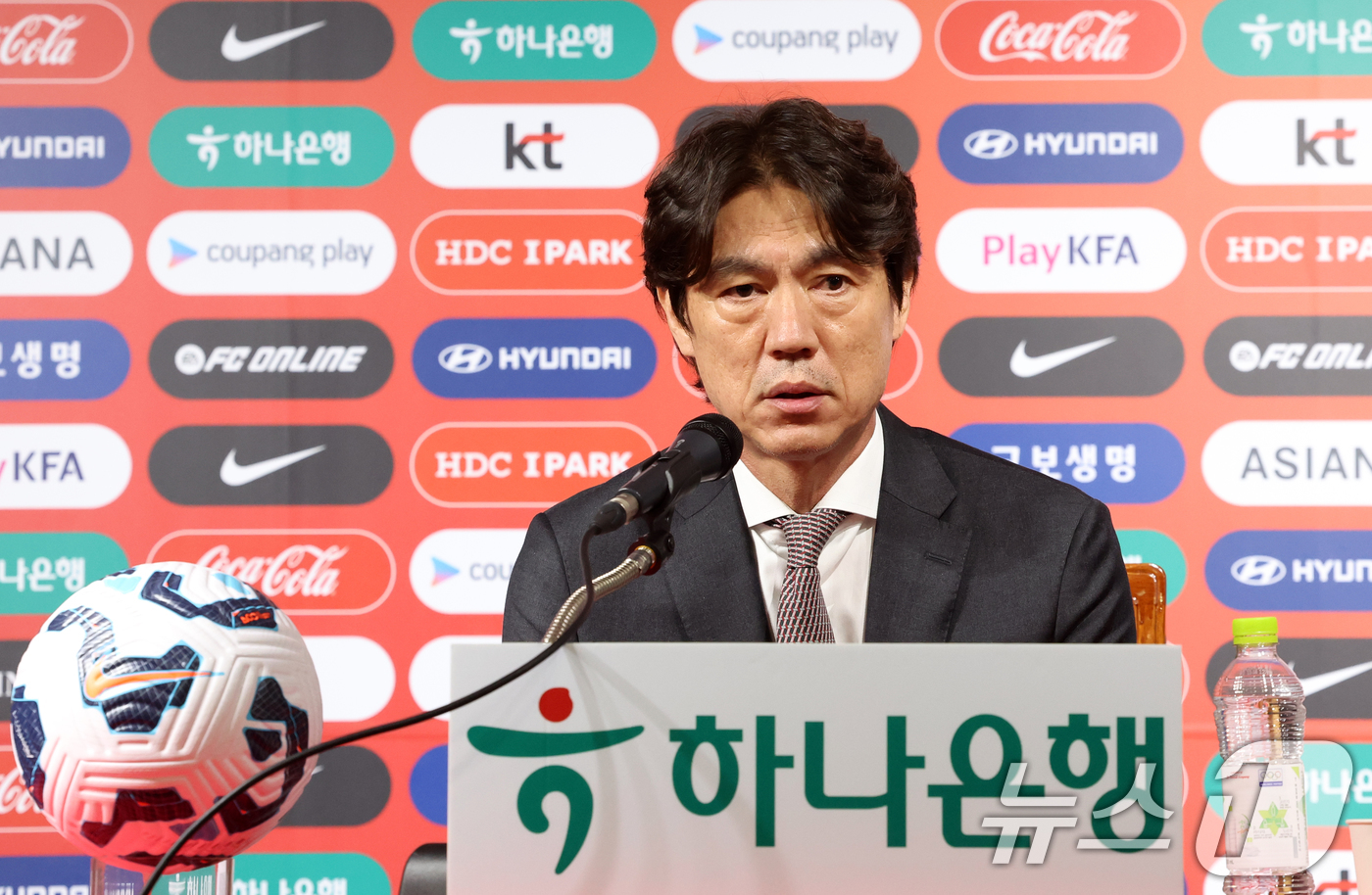 (서울=뉴스1) 김명섭 기자 = 홍명보 대한민국 축구 국가대표 감독이 26일 오전 서울 종로구 축구회관에서 6월 A매치 국가대표 명단을 발표하고 있다. 2025.5.26/뉴스1
