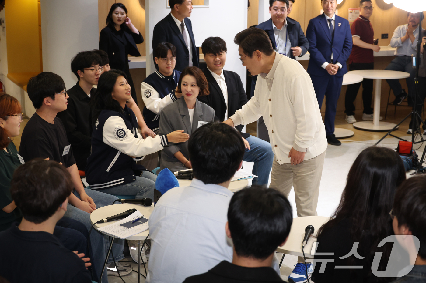 (수원=뉴스1) 안은나 기자 = 이재명 더불어민주당 대통령 후보가 26일 경기 수원시 아주대학교에서 열린 '아주대와 함께하는 아주 특별한 대학생 간담회'에 입장하고 있다. (공동취 …