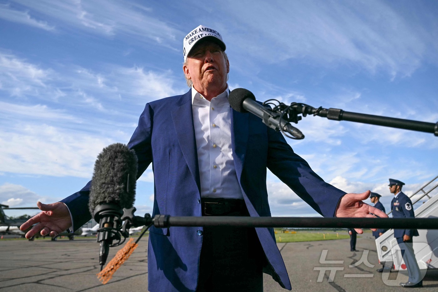(모리스타운 AFP=뉴스1) 우동명 기자 = 도널드 트럼프 미국 대통령이 25일(현지시간) 뉴저지에서 주말을 보낸 뒤 모리스타운 공항서 워싱턴 행 전용기를 타기 전에 취재진을 만나 …
