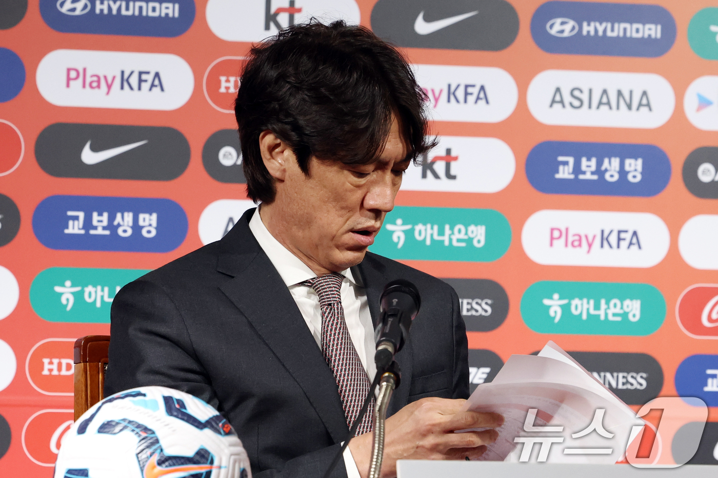 (서울=뉴스1) 김명섭 기자 = 홍명보 대한민국 축구 국가대표 감독이 26일 오전 서울 종로구 축구회관에서 6월 A매치 국가대표 명단을 발표하고 있다. 2025.5.26/뉴스1