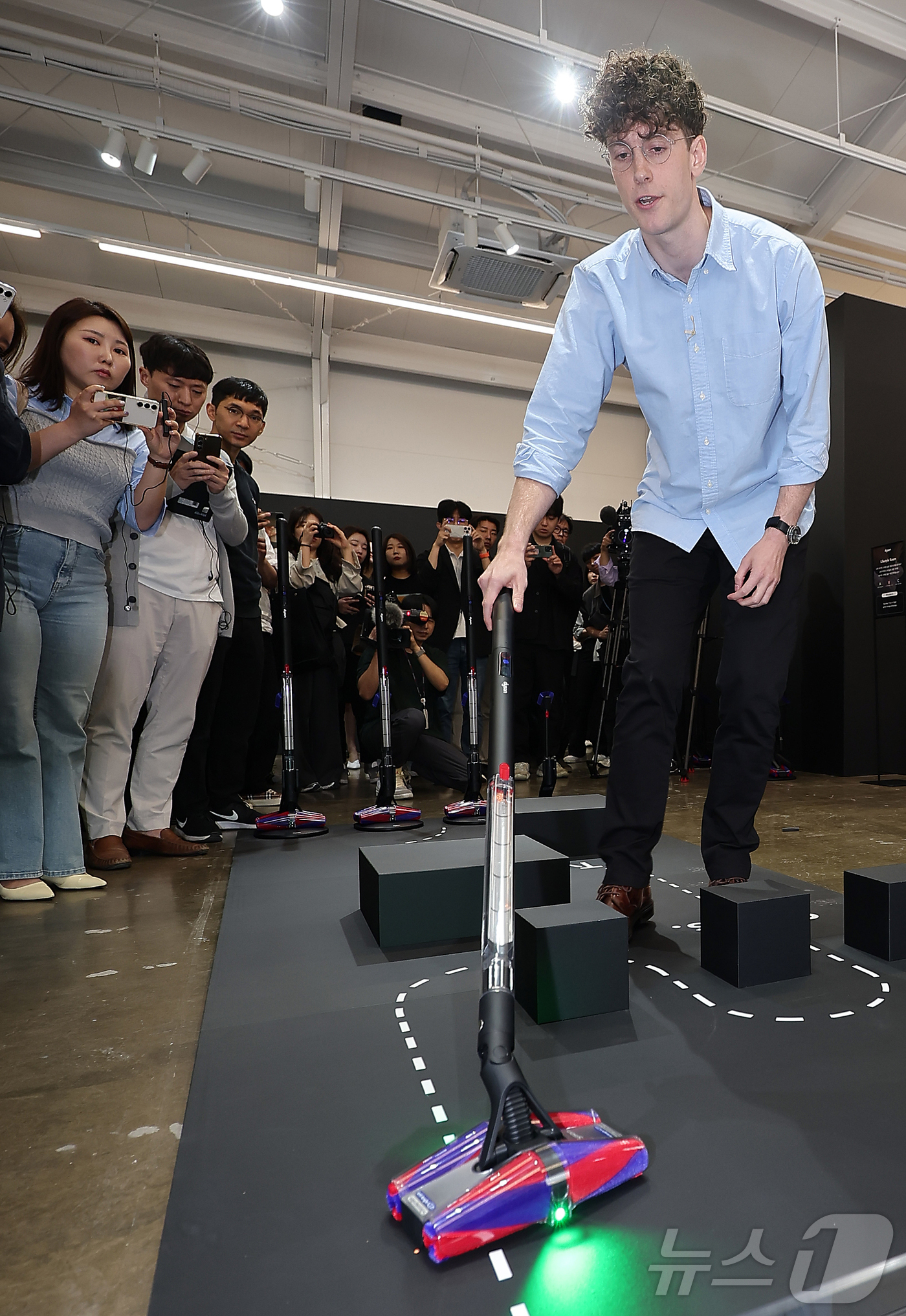 (서울=뉴스1) 김진환 기자 = 네이슨 로슨 맥클린 다이슨 시니어 엔지니어링 매니저가 26일 서울 성동구 무신사 스퀘어 성수4에서 열린'다이슨 펜슬백(Dyson PencilVan) …