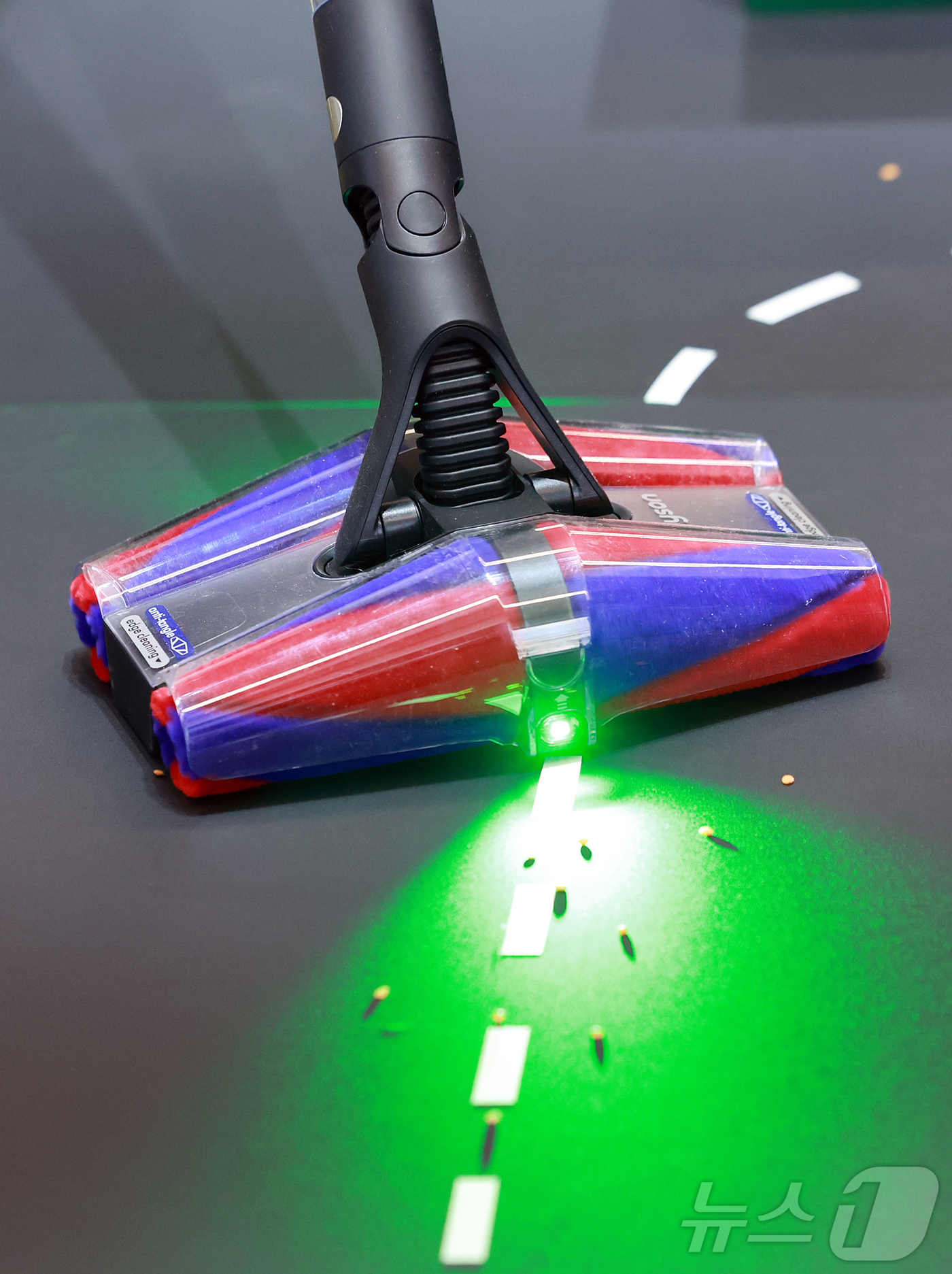 (서울=뉴스1) 김진환 기자 = 26일 서울 성동구 무신사 스퀘어 성수4에서 열린'다이슨 펜슬백(Dyson PencilVan) FluffyCones™ 청소기 출시 행사에서 관계자가 …