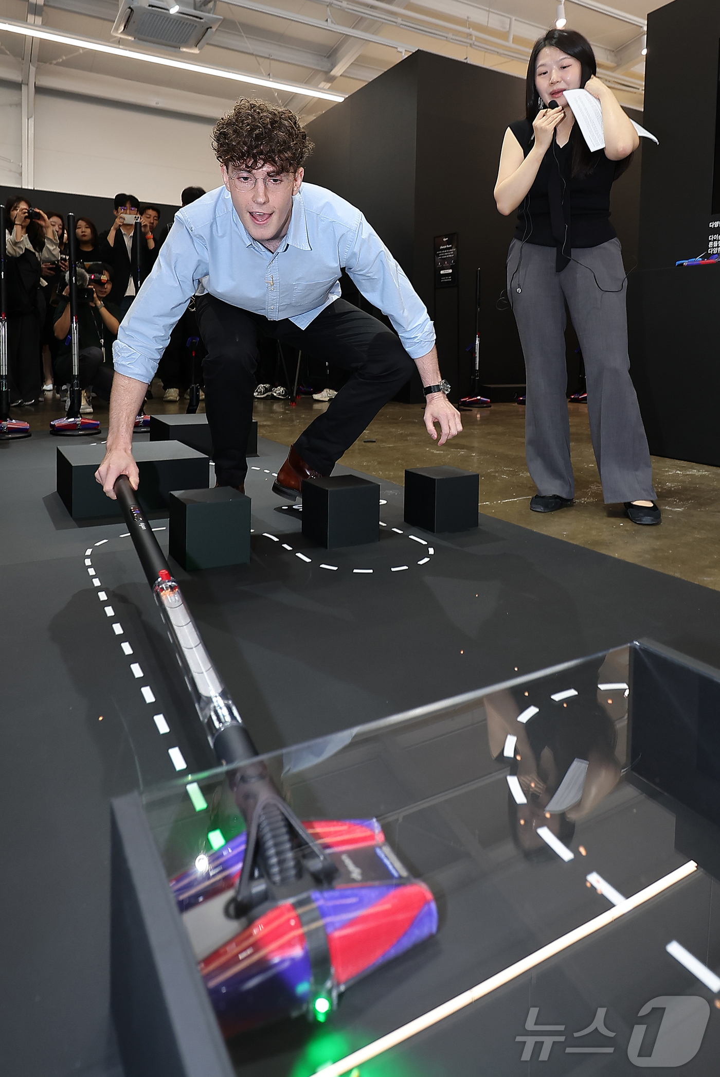 (서울=뉴스1) 김진환 기자 = 네이슨 로슨 맥클린 다이슨 시니어 엔지니어링 매니저가 26일 서울 성동구 무신사 스퀘어 성수4에서 열린'다이슨 펜슬백(Dyson PencilVan) …