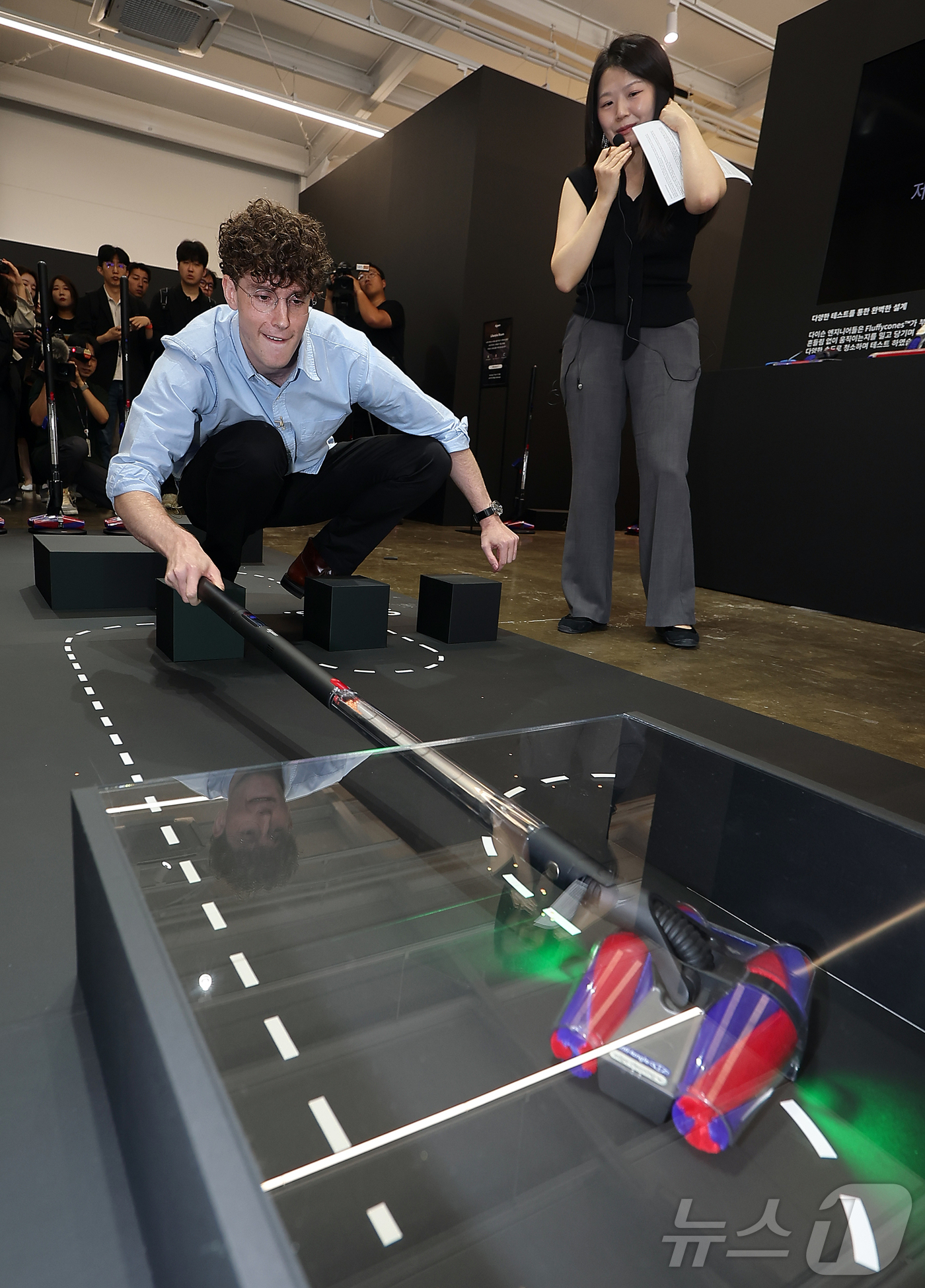 (서울=뉴스1) 김진환 기자 = 네이슨 로슨 맥클린 다이슨 시니어 엔지니어링 매니저가 26일 서울 성동구 무신사 스퀘어 성수4에서 열린'다이슨 펜슬백(Dyson PencilVan) …