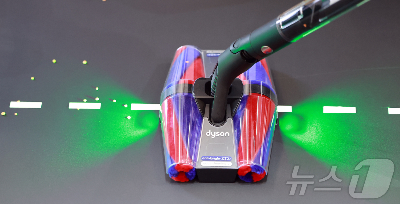 (서울=뉴스1) 김진환 기자 = 26일 서울 성동구 무신사 스퀘어 성수4에서 열린'다이슨 펜슬백(Dyson PencilVan) FluffyCones™ 청소기 출시 행사에서 관계자가 …