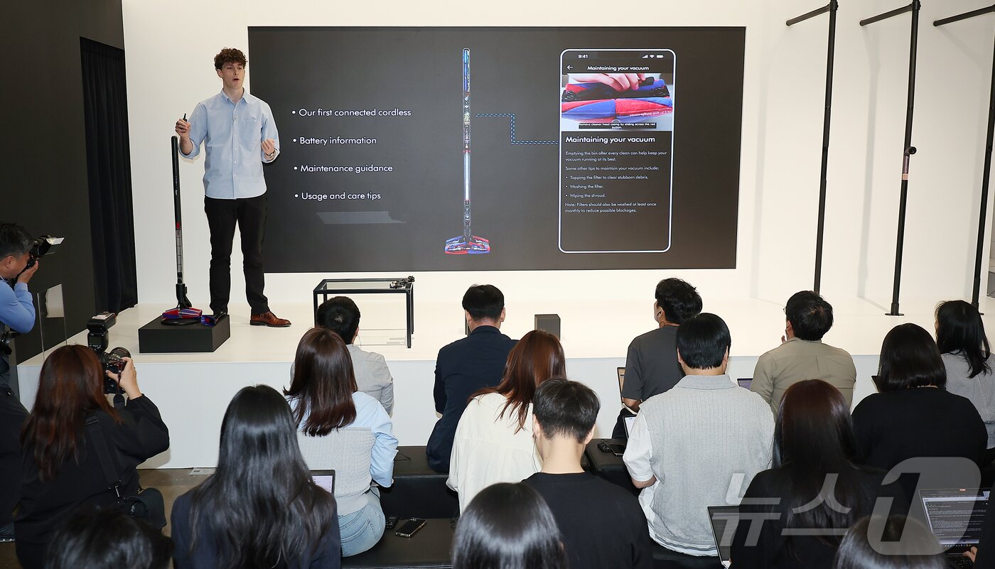 본문 이미지 - 네이슨 로슨 맥클린 다이슨 시니어 엔지니어링 매니저가 26일 서울 성동구 무신사 스퀘어 성수4에서 열린 다이슨 ‘펜슬백 FluffyCones™ 청소기 출시 행사에서 신제품 설명을 하고 있다. 2025.5.26/뉴스1 ⓒ News1 김진환 기자