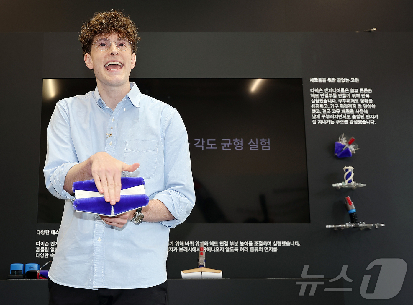 (서울=뉴스1) 김진환 기자 = 네이슨 로슨 맥클린 다이슨 시니어 엔지니어링 매니저가 26일 서울 성동구 무신사 스퀘어 성수4에서 열린'다이슨 펜슬백(Dyson PencilVan) …