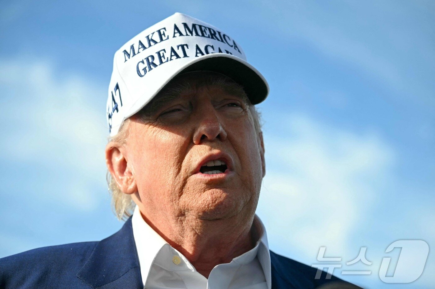 본문 이미지 - 도널드 트럼프 미국 대통령이 25일&#40;현지시간&#41; 뉴저지에서 주말을 보낸 뒤 모리스타운 공항서 워싱턴 행 전용기를 타기 전에 취재진을 만나 “블라디미르 푸틴 러시아 대통령이 우크라이나에서 많은 사람을 죽이고 있다. 러시아에 대해 더 많은 제재를 부과하는 방안을 검토하고 있다”고 말하고 있다. 2025.05.26 ⓒ AFP=뉴스1 ⓒ News1 우동명 기자