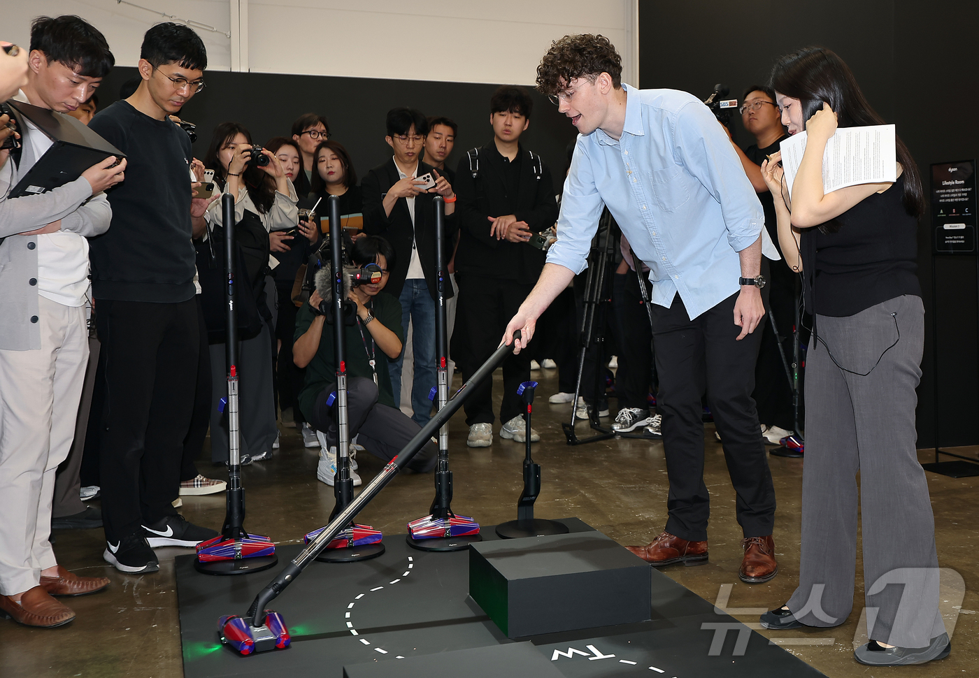 (서울=뉴스1) 김진환 기자 = 네이슨 로슨 맥클린 다이슨 시니어 엔지니어링 매니저가 26일 서울 성동구 무신사 스퀘어 성수4에서 열린'다이슨 펜슬백(Dyson PencilVan) …