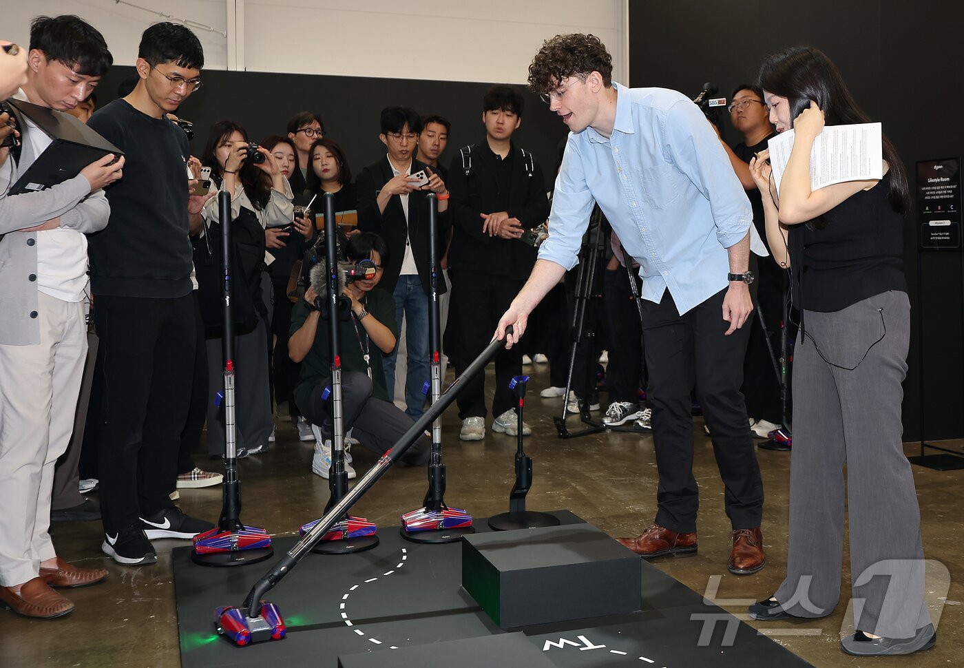 본문 이미지 - 네이슨 로슨 맥클린 다이슨 시니어 엔지니어링 매니저가 26일 서울 성동구 무신사 스퀘어 성수4에서 열린 '다이슨 펜슬백(Dyson PencilVan) FluffyCones™ 청소기 출시 행사에서 신제품 시연을 하고 있다. 2025.5.26/뉴스1 ⓒ News1 김진환 기자