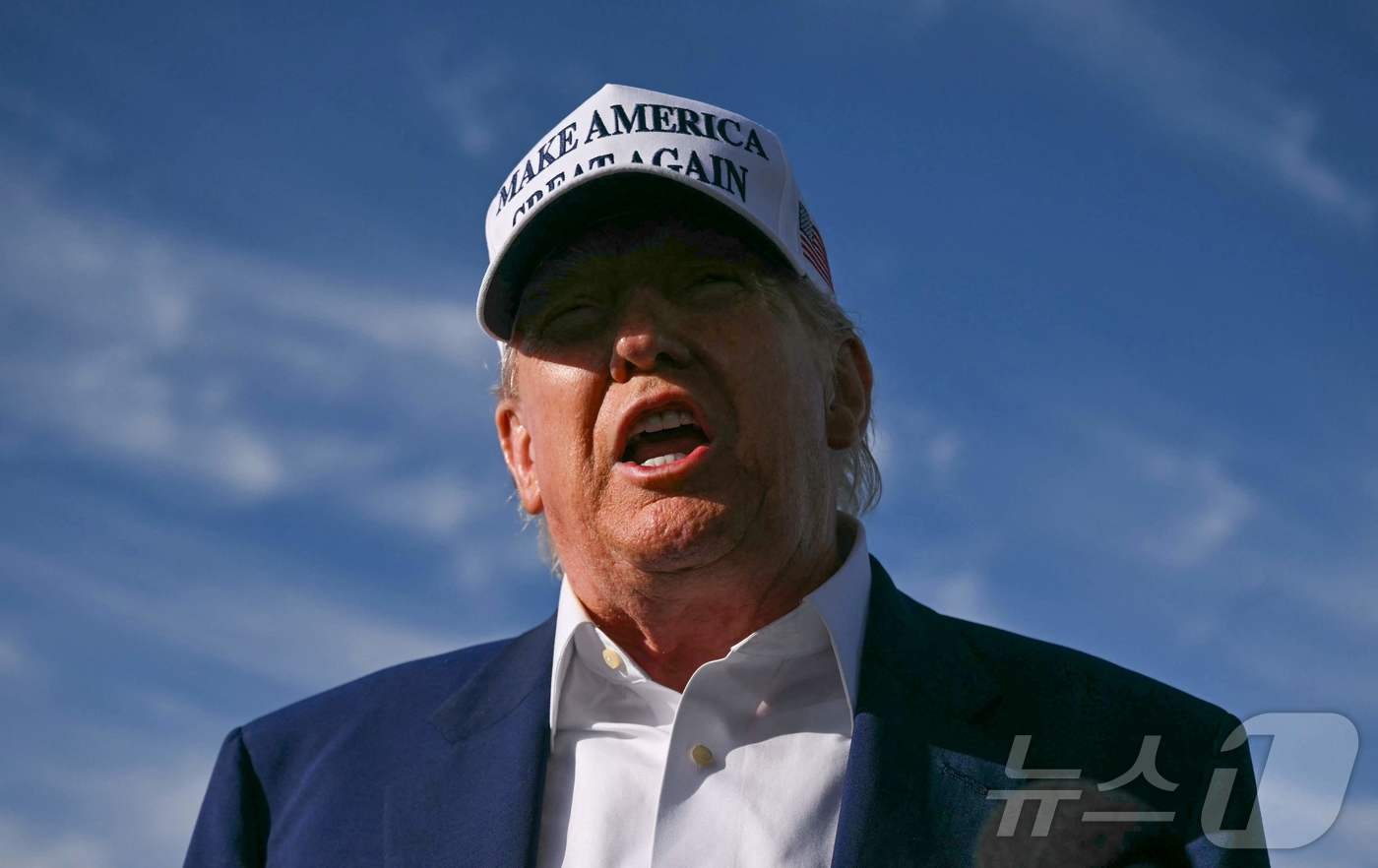 (모리스타운 AFP=뉴스1) 우동명 기자 = 도널드 트럼프 미국 대통령이 25일(현지시간) 뉴저지에서 주말을 보낸 뒤 모리스타운 공항서 워싱턴 행 전용기를 타기 전에 취재진을 만나 …