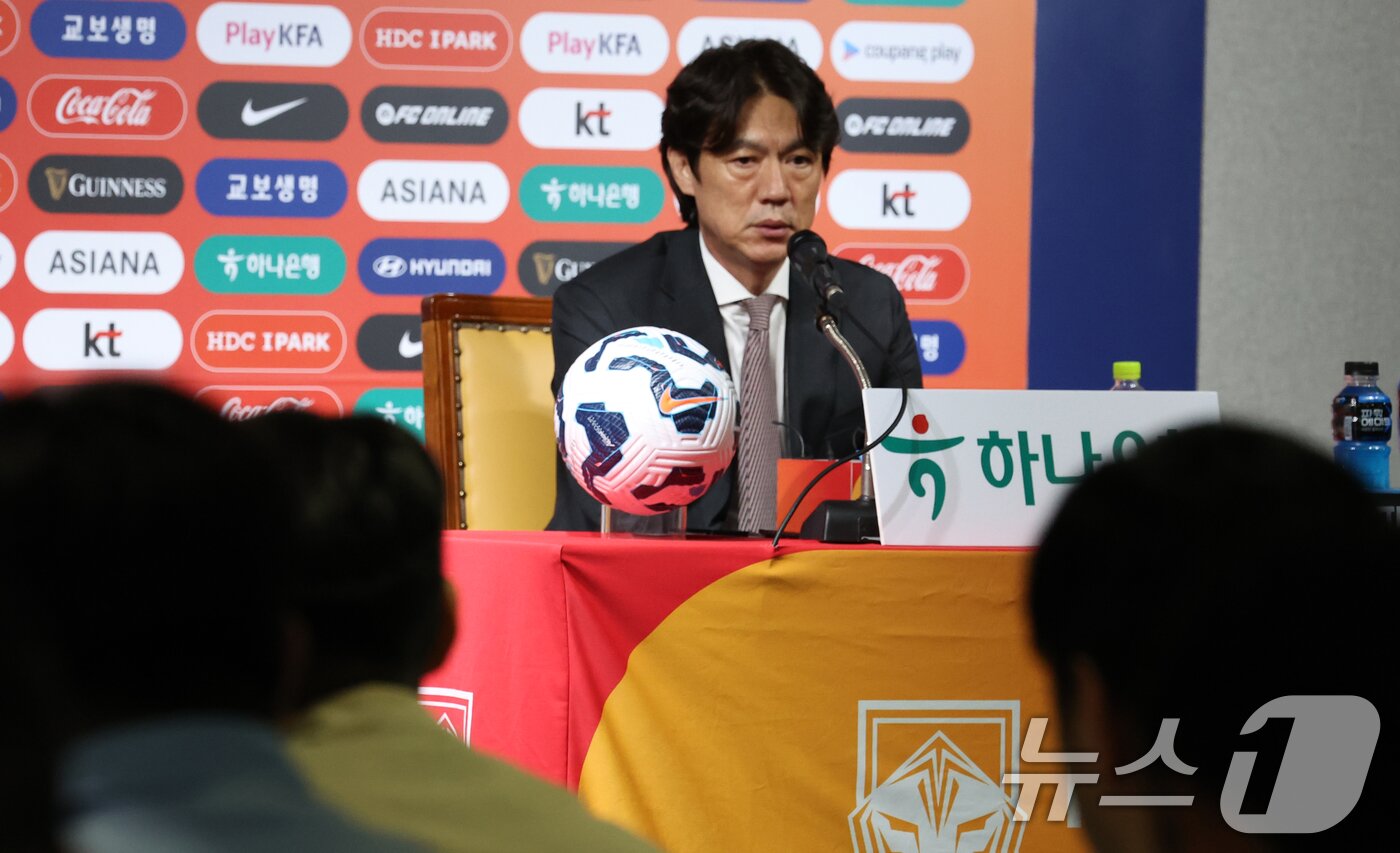 본문 이미지 - 홍명보 대한민국 축구 국가대표 감독이 26일 오전 서울 종로구 축구회관에서 6월 A매치 국가대표 명단을 발표하고 있다. 2025.5.26/뉴스1 ⓒ News1 김명섭 기자