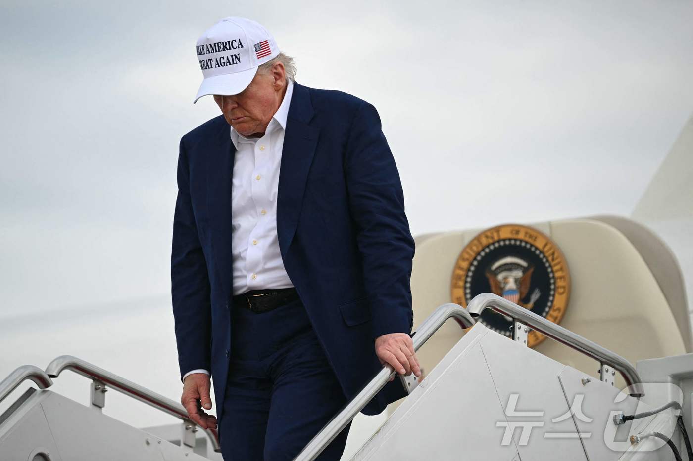 (워싱턴 AFP=뉴스1) 우동명 기자 = 도널드 트럼프 미국 대통령이 25일(현지시간) 뉴저지에서 주말을 보낸 뒤 워싱턴 인근 앤드루스 합동 기지에 도착해 전용기를 내리고 있다. …
