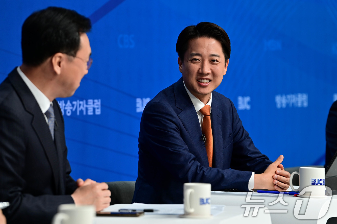 (서울=뉴스1) 신웅수 기자 = 이준석 개혁신당 대통령 후보가 26일 오전 서울 양천구 한국방송회관에서 열린 한국방송기자클럽(BJC) 초청 토론회에 참석해 패널들과 대화를 나누고 …