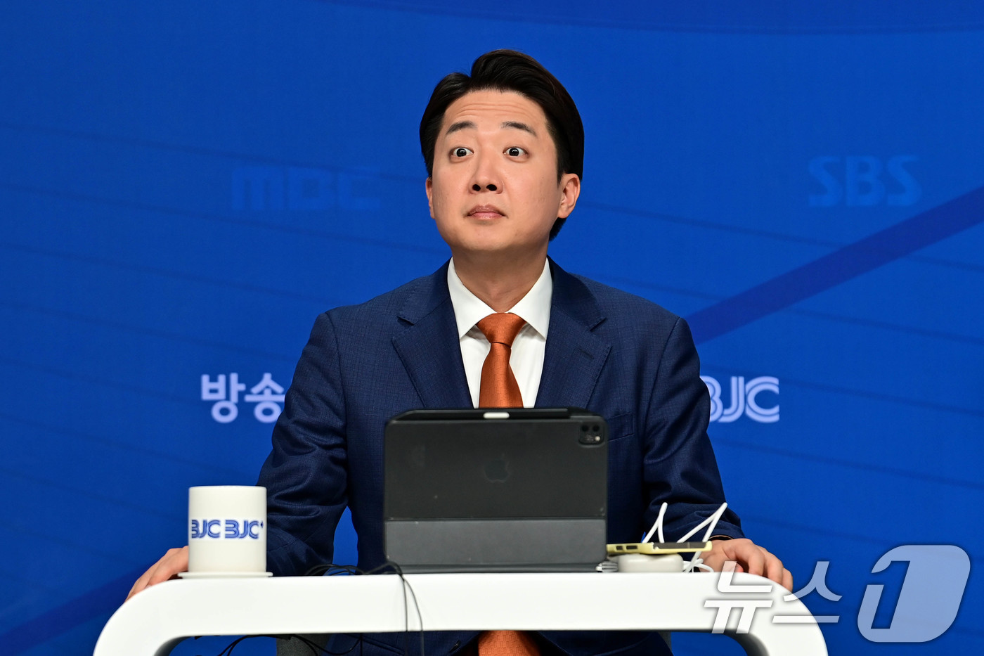 (서울=뉴스1) 신웅수 기자 = 이준석 개혁신당 대통령 후보가 26일 오전 서울 양천구 한국방송회관에서 열린 한국방송기자클럽(BJC) 초청 토론회에 참석해 순서를 기다리고 있다. …