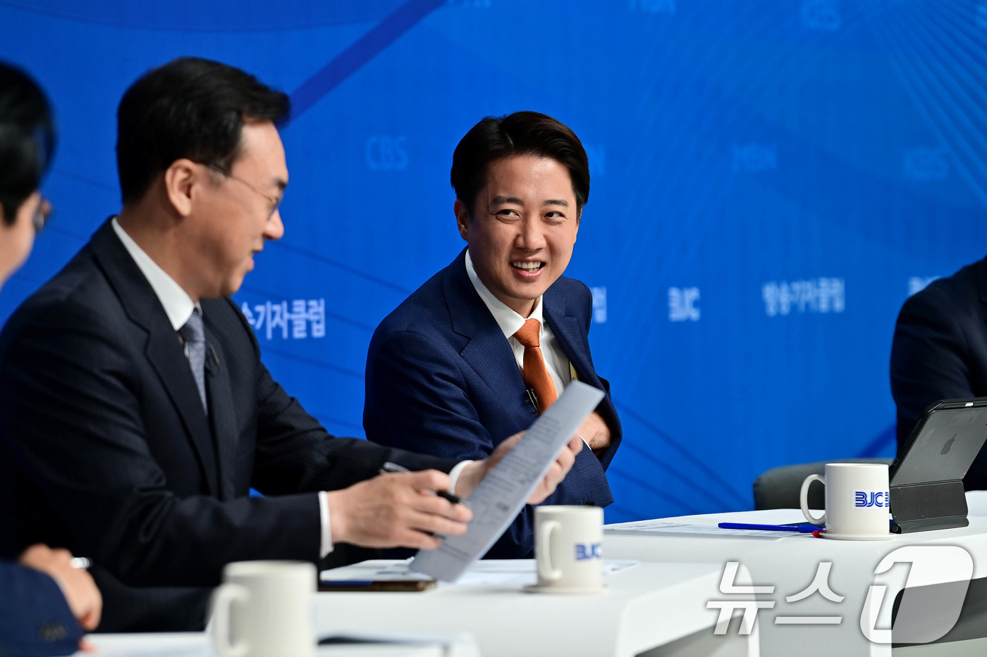 (서울=뉴스1) 신웅수 기자 = 이준석 개혁신당 대통령 후보가 26일 오전 서울 양천구 한국방송회관에서 열린 한국방송기자클럽(BJC) 초청 토론회에 참석해 미소 짓고 있다. (공동 …