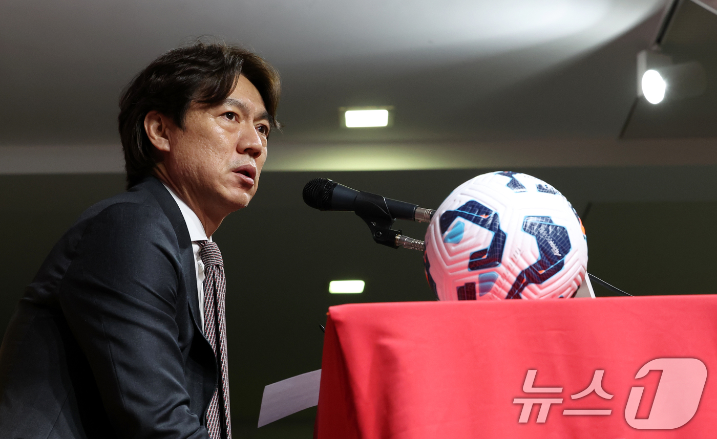 (서울=뉴스1) 김명섭 기자 = 홍명보 대한민국 축구 국가대표 감독이 26일 오전 서울 종로구 축구회관에서 6월 A매치 국가대표 명단을 발표하고 있다. 2025.5.26/뉴스1