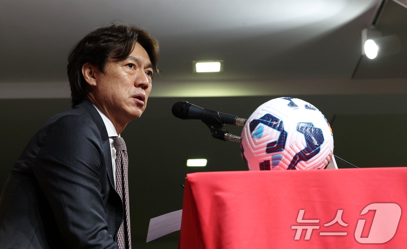 본문 이미지 - 홍명보 대한민국 축구 국가대표 감독이 지난 5월 26일 오전 서울 종로구 축구회관에서 6월 A매치 국가대표 명단을 발표하고 있다. 2025.5.26/뉴스1 ⓒ News1 김명섭 기자