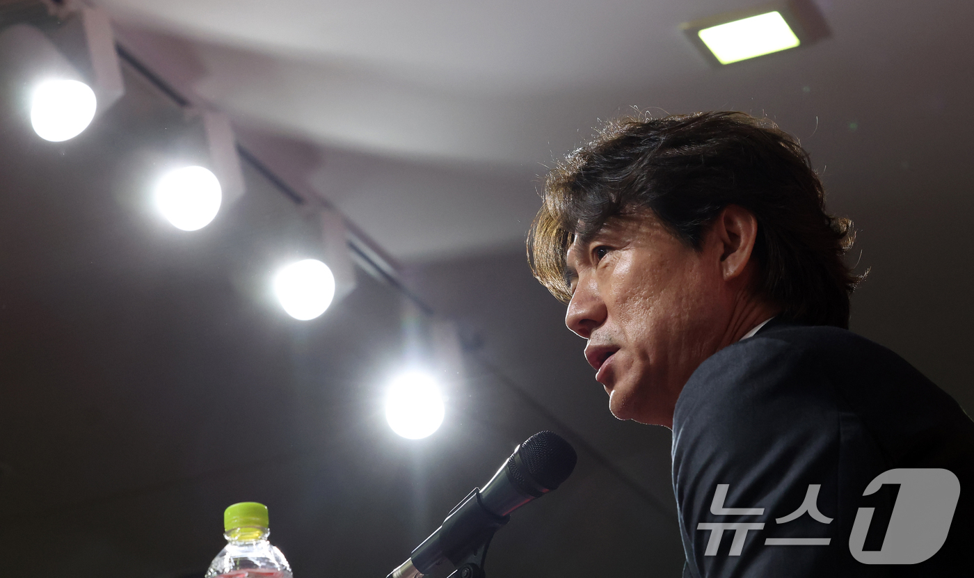 (서울=뉴스1) 김명섭 기자 = 홍명보 대한민국 축구 국가대표 감독이 26일 오전 서울 종로구 축구회관에서 6월 A매치 국가대표 명단을 발표하고 있다. 2025.5.26/뉴스1