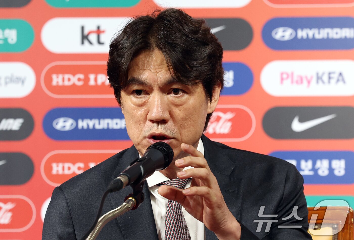 본문 이미지 - 홍명보 대한민국 축구 국가대표 감독이 26일 오전 서울 종로구 축구회관에서 6월 A매치 국가대표 명단을 발표하고 있다. 2025.5.26/뉴스1 ⓒ News1 김명섭 기자