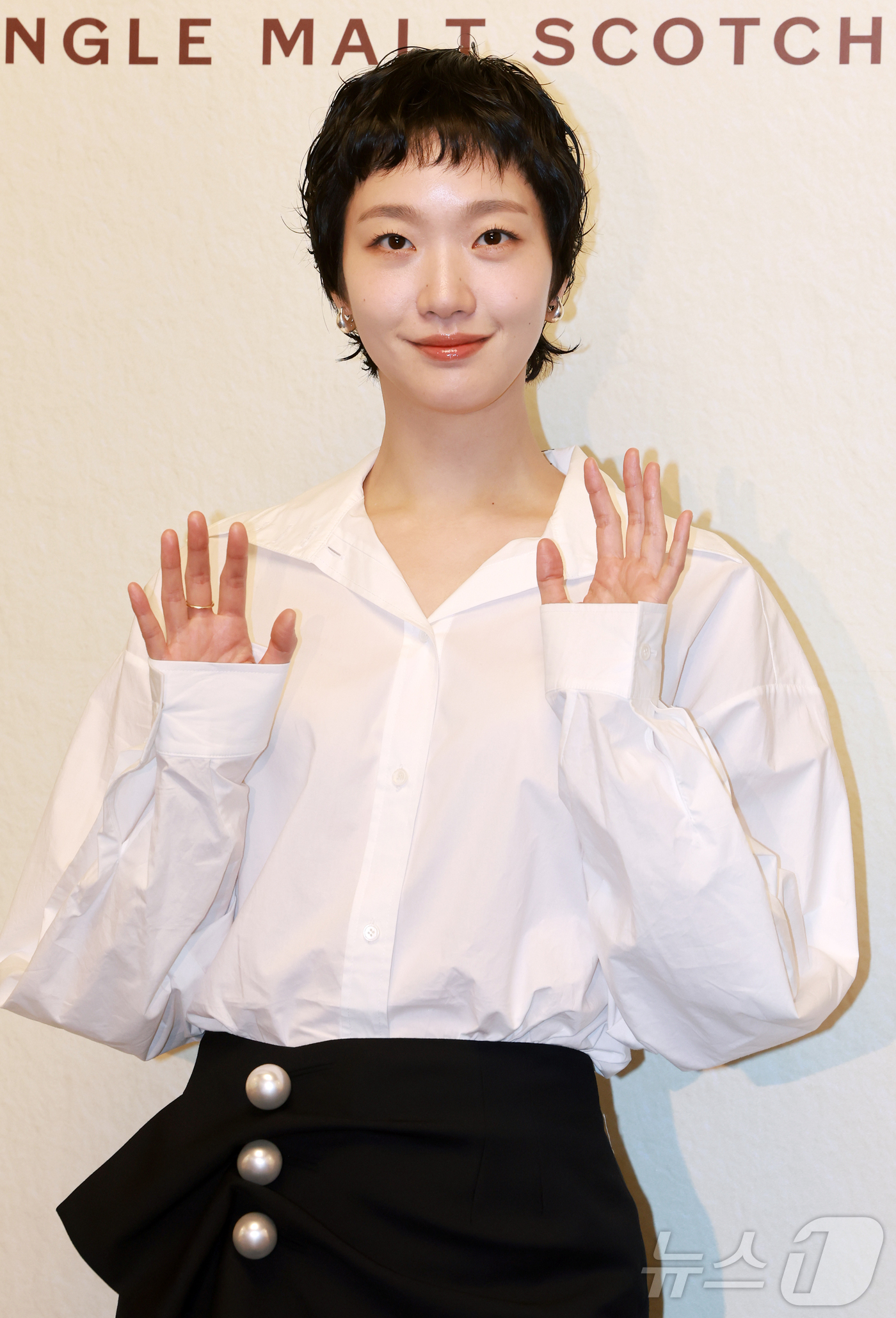 (서울=뉴스1) 김진환 기자 = 배우 김고은이 26일 서울 성동구 성수동 피치스 도원에서 열린 발베니 메이커스 테이블 프리오픈 행사에서 포즈를 취하고 있다. 2025.5.26/뉴스 …