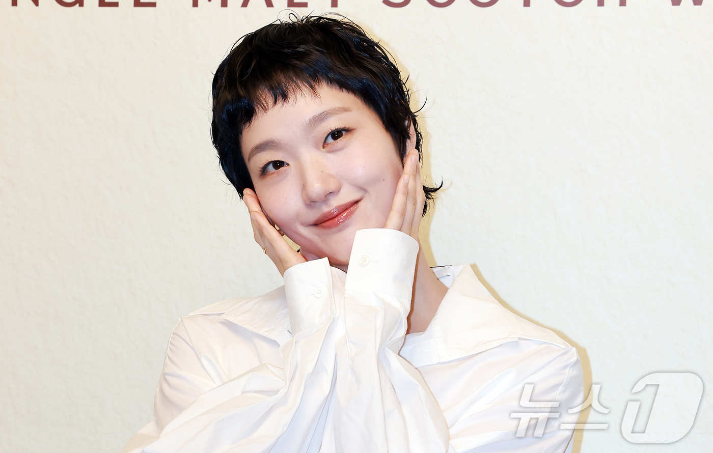 (서울=뉴스1) 김진환 기자 = 배우 김고은이 26일 서울 성동구 성수동 피치스 도원에서 열린 발베니 메이커스 테이블 프리오픈 행사에서 포즈를 취하고 있다. 2025.5.26/뉴스 …