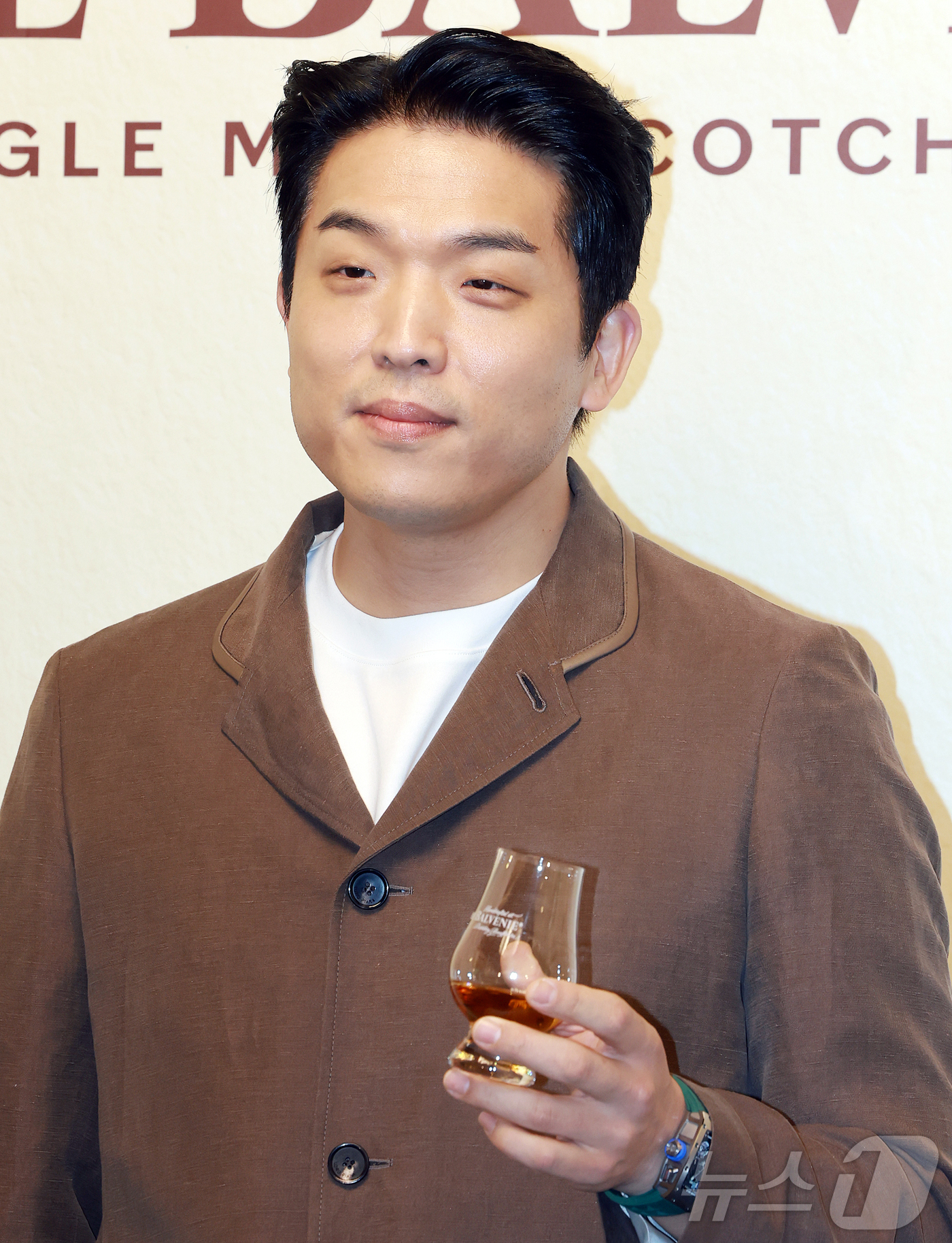 (서울=뉴스1) 김진환 기자 = 안성재 셰프가 26일 서울 성동구 성수동 피치스 도원에서 열린 발베니 메이커스 테이블 프리오픈 행사에서 포즈를 취하고 있다. 2025.5.26/뉴스 …