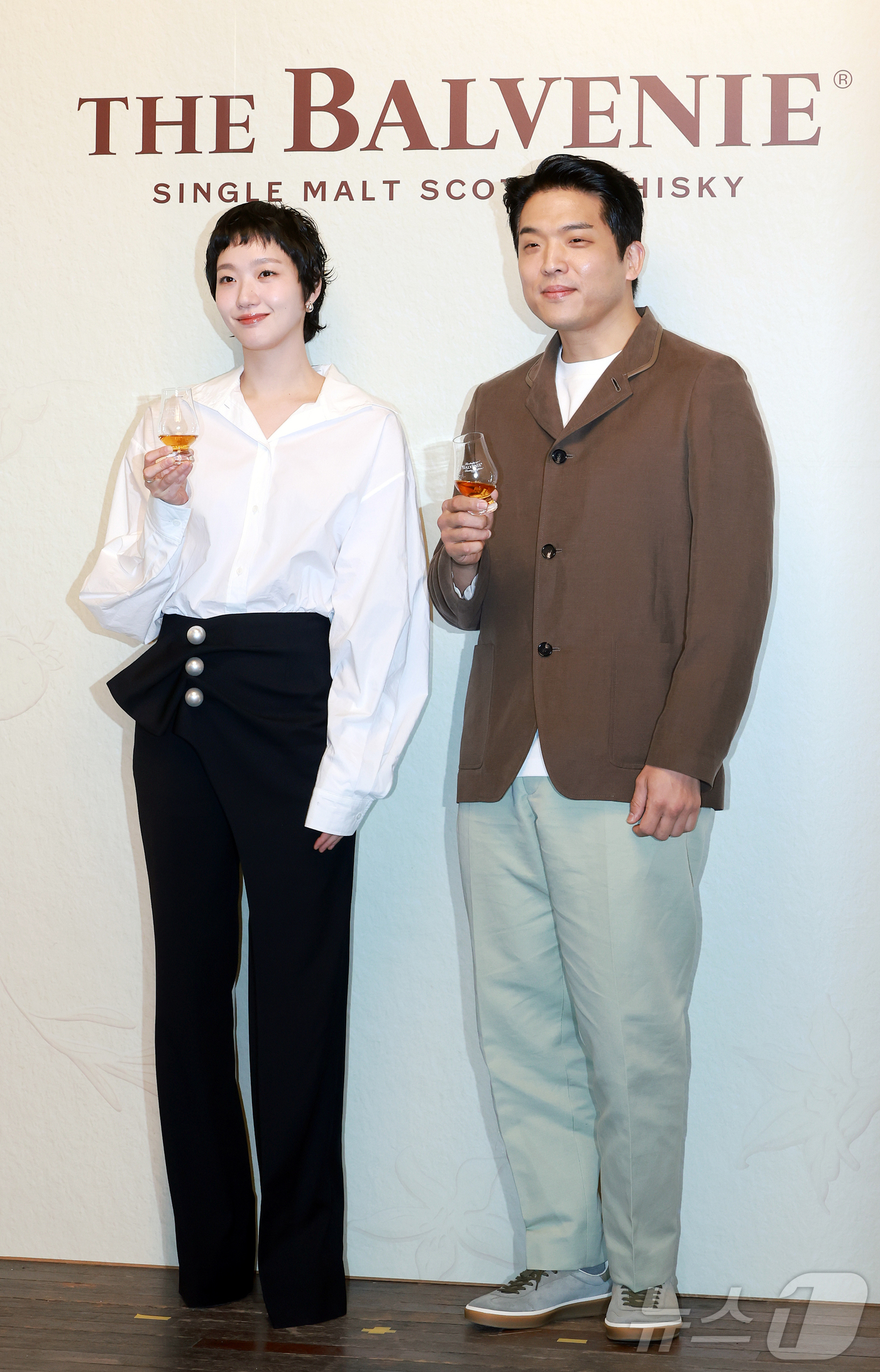 (서울=뉴스1) 김진환 기자 = 배우 김고은과 안성재 셰프가 26일 서울 성동구 성수동 피치스 도원에서 열린 발베니 메이커스 테이블 프리오픈 행사에서 포즈를 취하고 있다. 2025 …