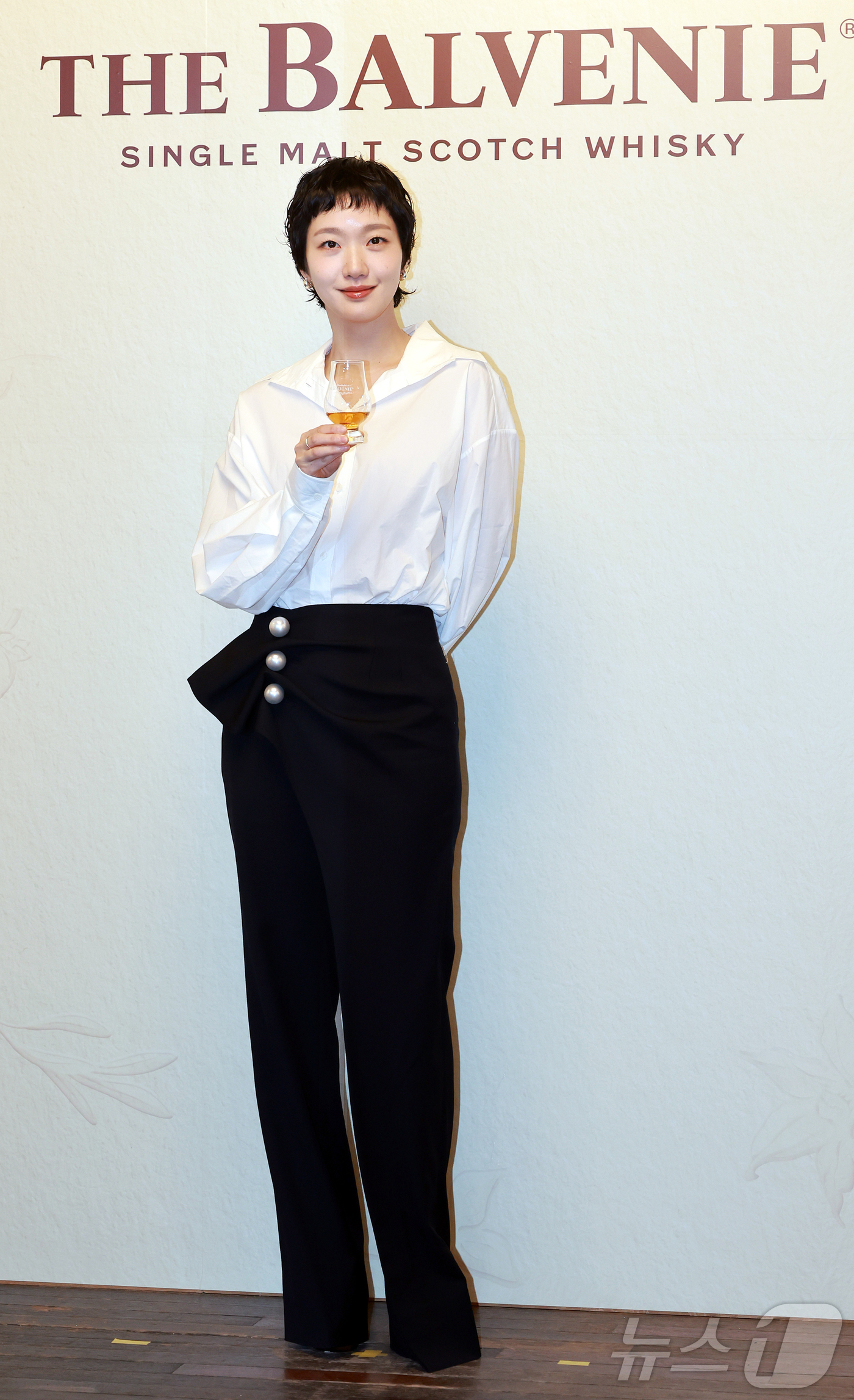 (서울=뉴스1) 김진환 기자 = 배우 김고은이 26일 서울 성동구 성수동 피치스 도원에서 열린 발베니 메이커스 테이블 프리오픈 행사에서 포즈를 취하고 있다. 2025.5.26/뉴스 …