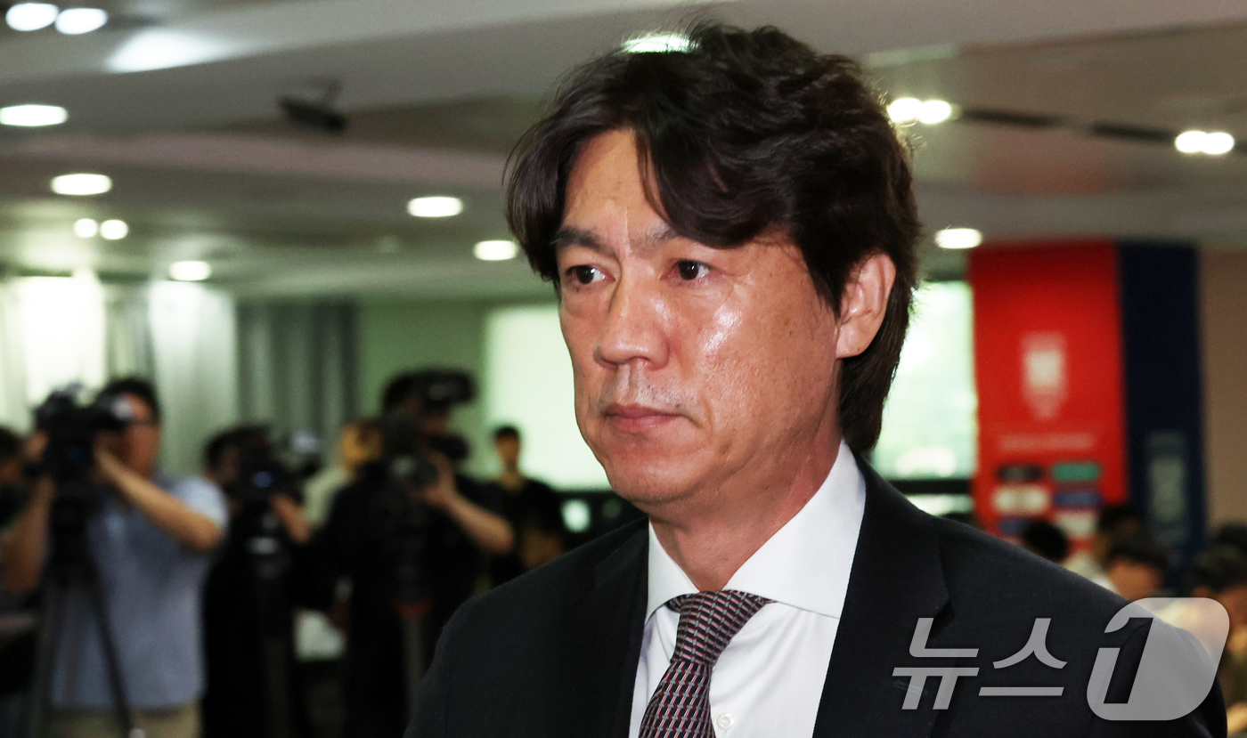 (서울=뉴스1) 김명섭 기자 = 홍명보 대한민국 축구 국가대표 감독이 26일 오전 서울 종로구 축구회관에서 6월 A매치 국가대표 명단을 발표를 마치고 이동하고 있다. 2025.5. …