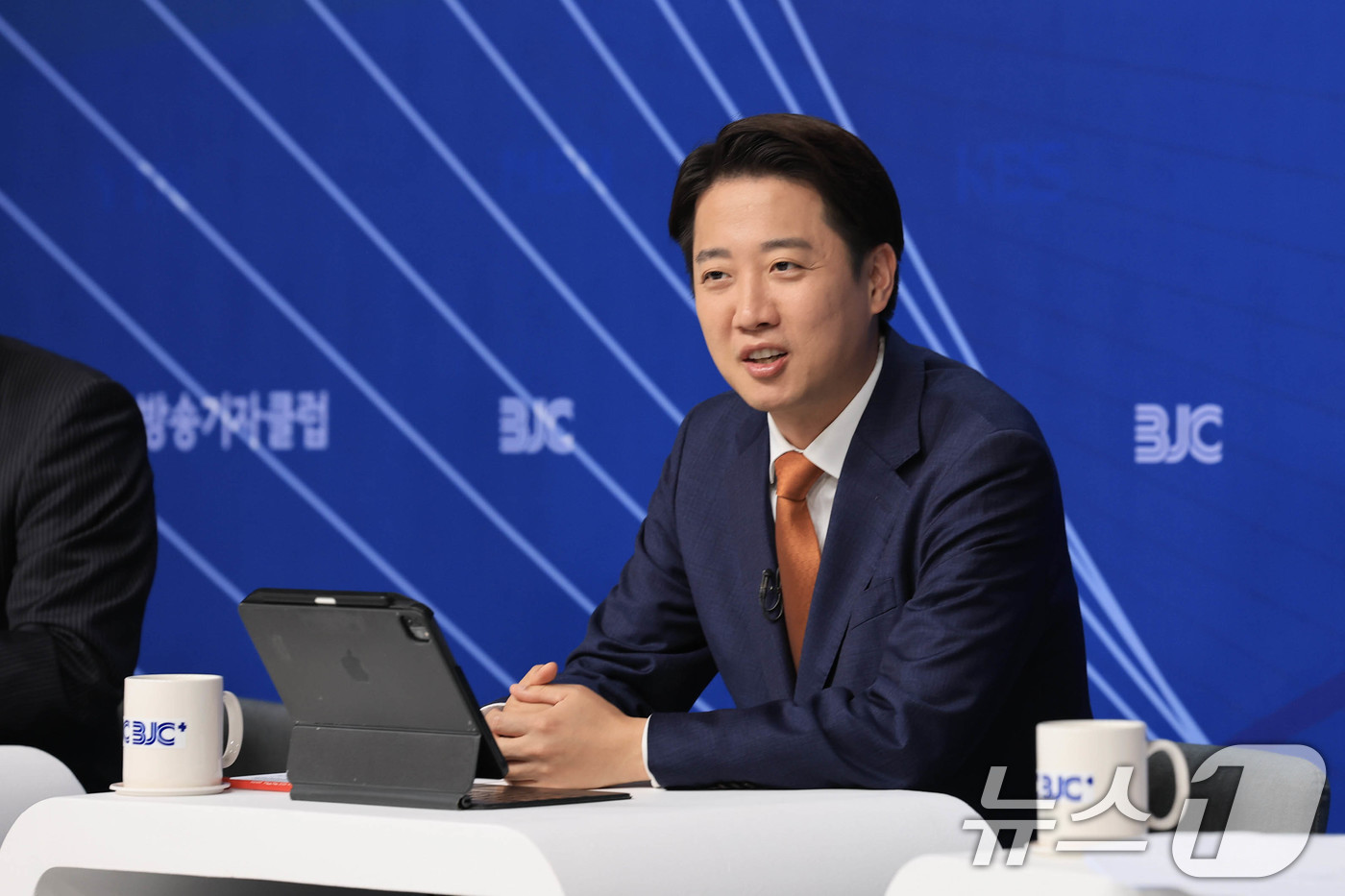 (서울=뉴스1) 신웅수 기자 = 이준석 개혁신당 대통령 후보가 26일 오전 서울 양천구 한국방송회관에서 열린 한국방송기자클럽(BJC) 초청 토론회에서 패널들과 대화하고 있다. (공 …