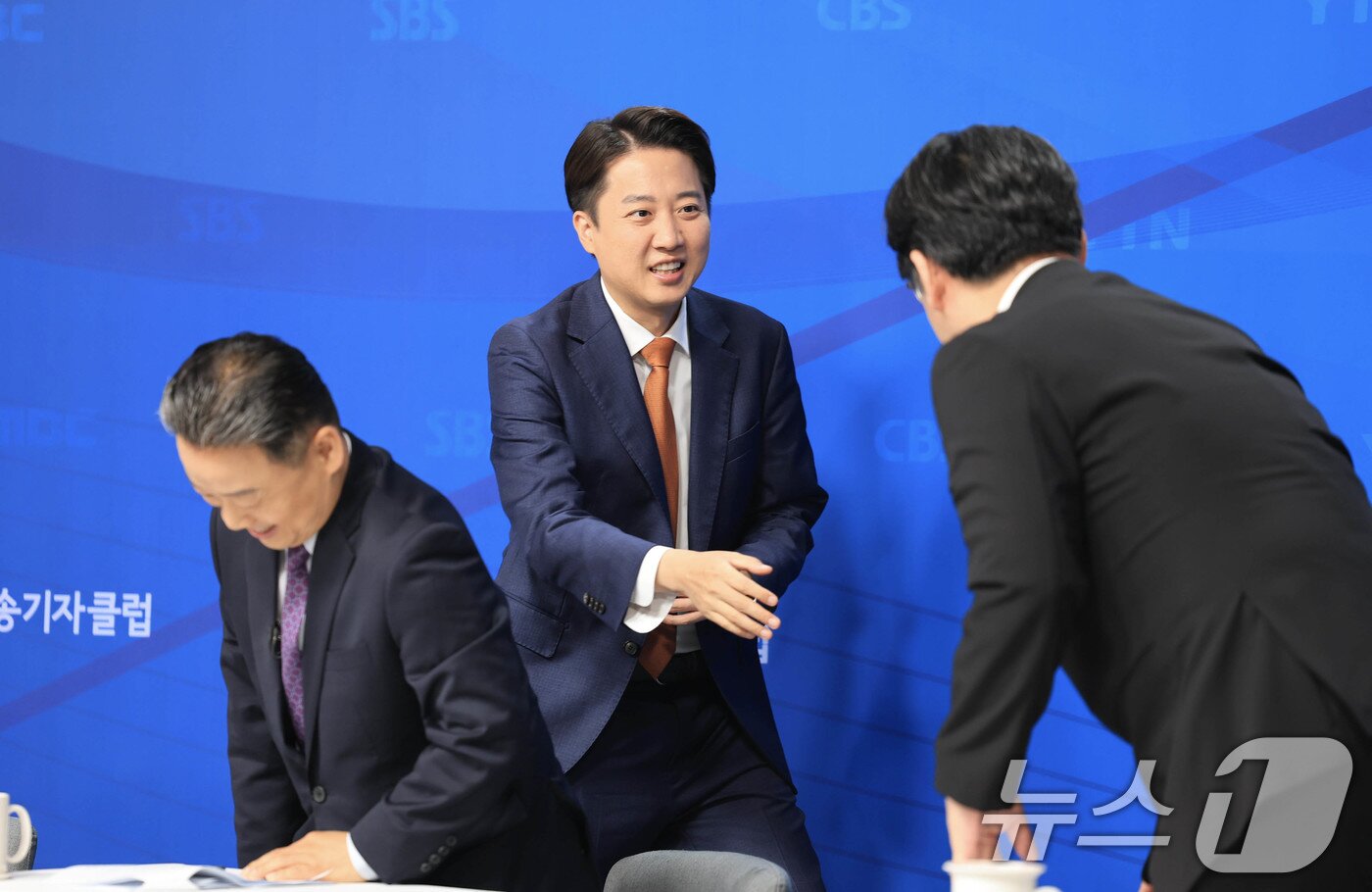 본문 이미지 - 이준석 개혁신당 대통령 후보가 26일 오전 서울 양천구 한국방송회관에서 열린 한국방송기자클럽(BJC) 초청 토론회에서 패널들과 인사하고 있다. (공동취재) 2025.5.26/뉴스1 ⓒ News1 신웅수 기자