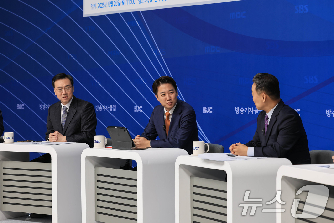 (서울=뉴스1) 신웅수 기자 = 이준석 개혁신당 대통령 후보가 26일 오전 서울 양천구 한국방송회관에서 열린 한국방송기자클럽(BJC) 초청 토론회에서 패널들과 대화하고 있다. (공 …