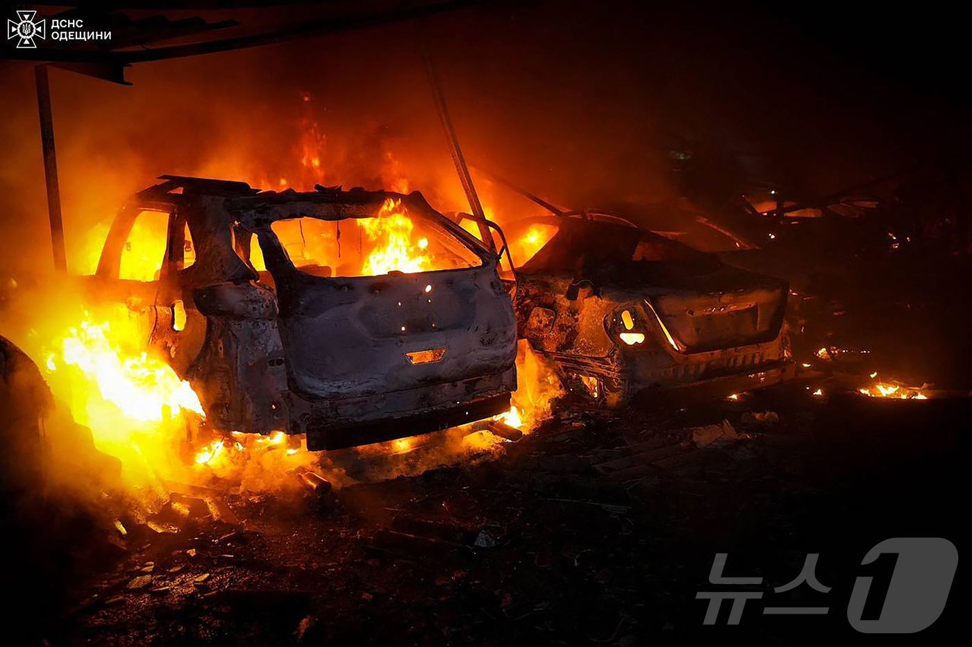 (오데사 AFP=뉴스1) 우동명 기자 = 25일(현지시간) 우크라이나 오데사에서 러시아 군의 공습을 받아 불에 타는 차량들의 모습이 보인다. 2025.05.26ⓒ AFP=뉴스1