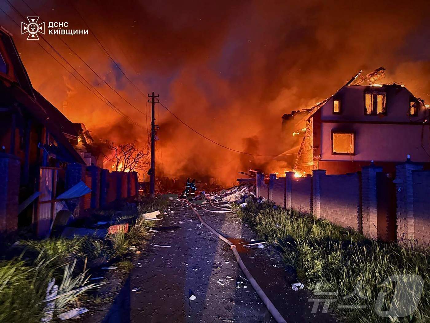 (키이우 AFP=뉴스1) 우동명 기자 = 25일(현지시간) 우크라이나 키이우에서 러시아 군의 공습을 받아 불길에 휩싸인 주택들이 보인다. 2025.05.26ⓒ AFP=뉴스1