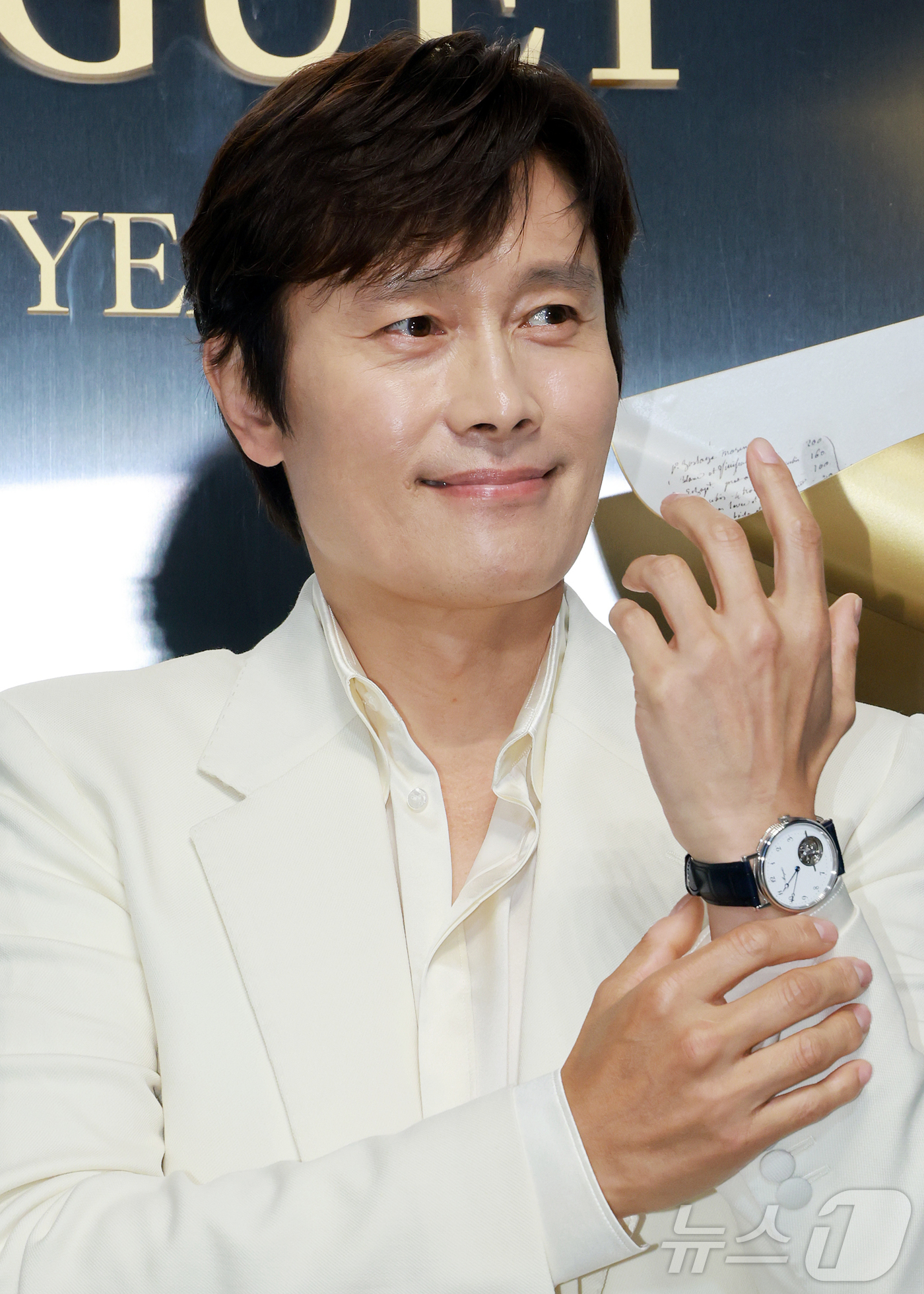 (서울=뉴스1) 김진환 기자 = 배우 이병헌이 26일 서울 성동구 성수 앤더슨씨에서 열린 브레게 250주년 기념 전시 ‘시간의 서랍(Les Tiroirs Du Temps) 포토월에 …