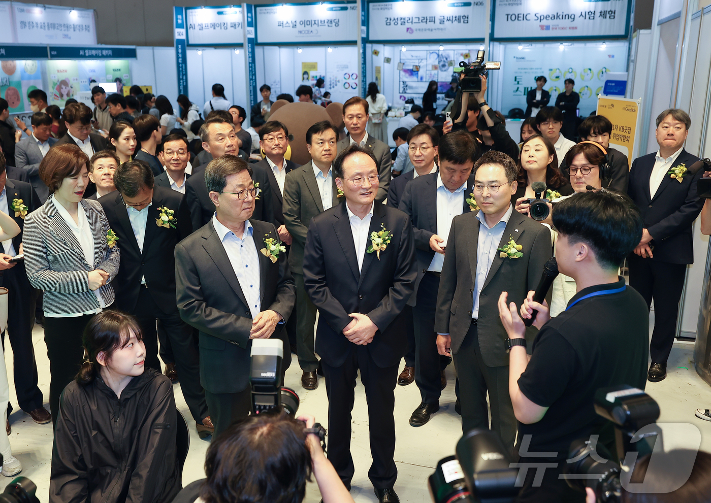 (서울=뉴스1) 황기선 기자 = 이환주 KB국민은행장(오른쪽 세번째)과 이달곤 동반성장위원회 위원장(오른쪽 네번째)이 26일 서울 강남구 코엑스에서 열린 '2025 제1차 KB굿잡 …