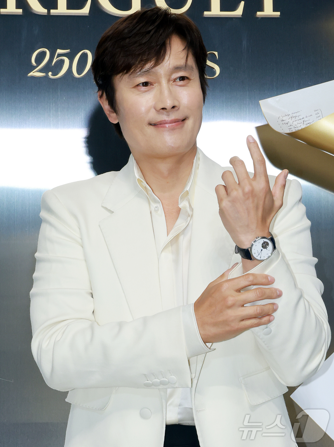 (서울=뉴스1) 김진환 기자 = 배우 이병헌이 26일 서울 성동구 성수 앤더슨씨에서 열린 브레게 250주년 기념 전시 ‘시간의 서랍(Les Tiroirs Du Temps) 포토월에 …