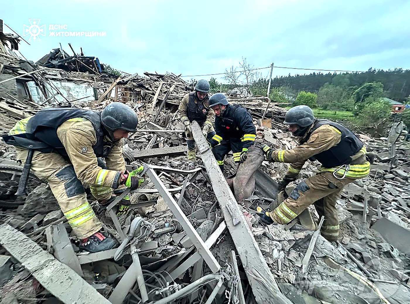 본문 이미지 - 25일&#40;현지시간&#41; 우크라이나 지토미르에서 러시아 군의 공습을 받아 쑥대밭이 된 주택가서 구조대원이 수색을 하고 있다. 2025.05.26 ⓒ AFP=뉴스1 ⓒ News1 우동명 기자