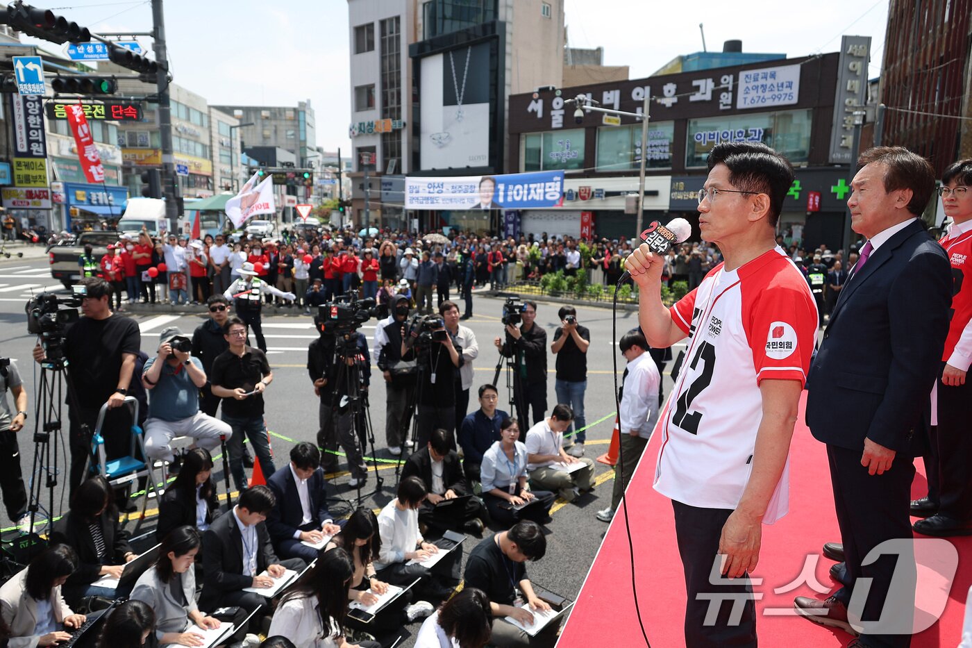 본문 이미지 - 김문수 국민의힘 대통령 후보가 26일 경기 안성시 안성중앙시장 서인사거리를 찾아 지지를 호소하고 있다. (공동취재) 2025.5.26/뉴스1 ⓒ News1 이광호 기자