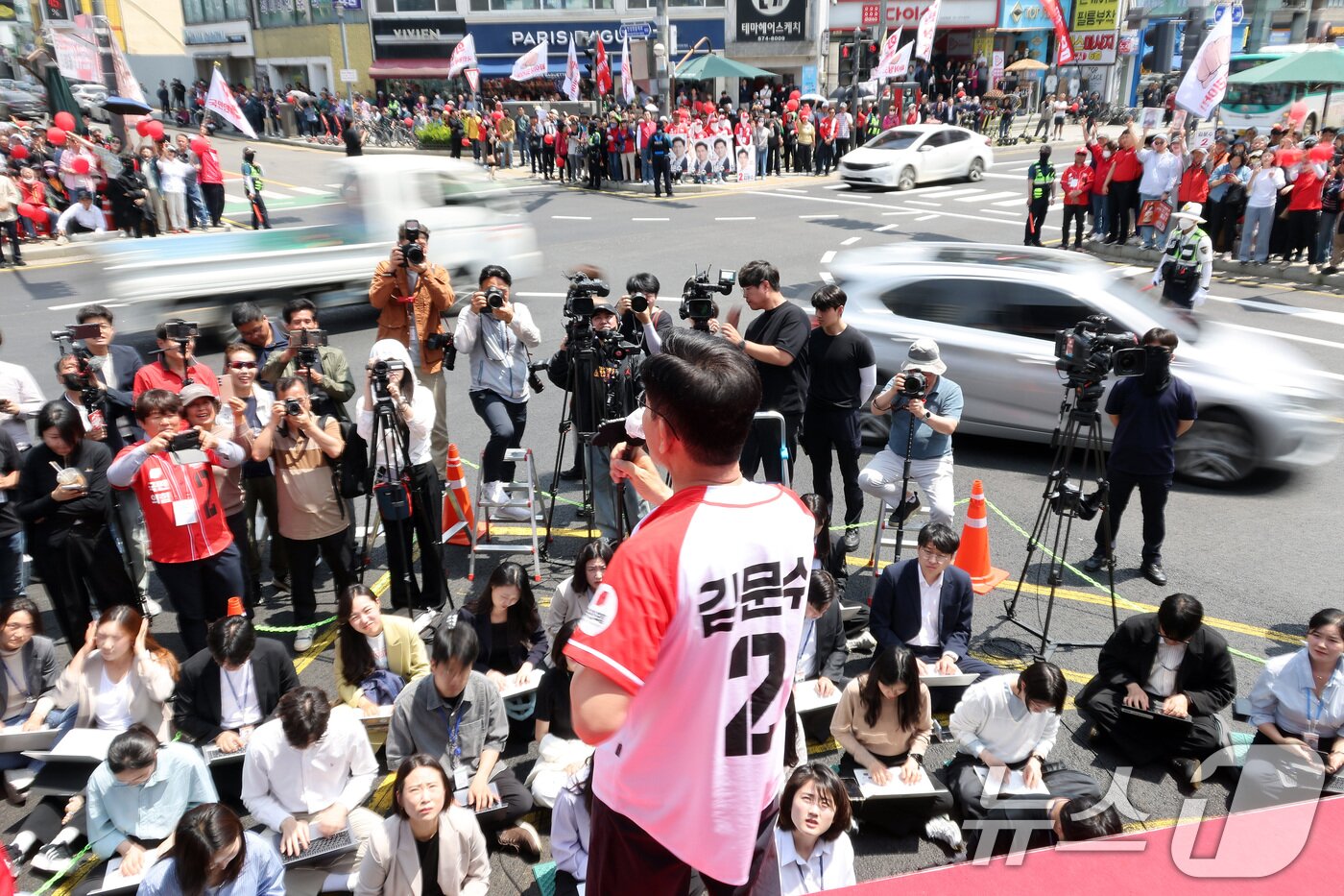 본문 이미지 - 김문수 국민의힘 대통령 후보가 26일 경기 안성시 안성중앙시장 서인사거리를 찾아 지지를 호소하고 있다. (공동취재) 2025.5.26/뉴스1 ⓒ News1 이광호 기자