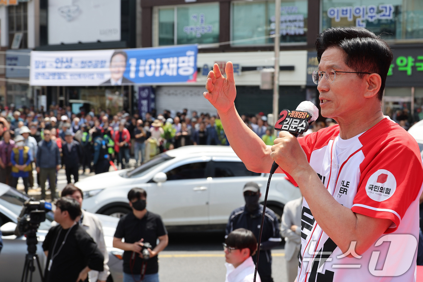 (안성=뉴스1) 이광호 기자 = 김문수 국민의힘 대통령 후보가 26일 경기 안성시 안성중앙시장 서인사거리를 찾아 지지를 호소하고 있다. (공동취재) 2025.5.26/뉴스1