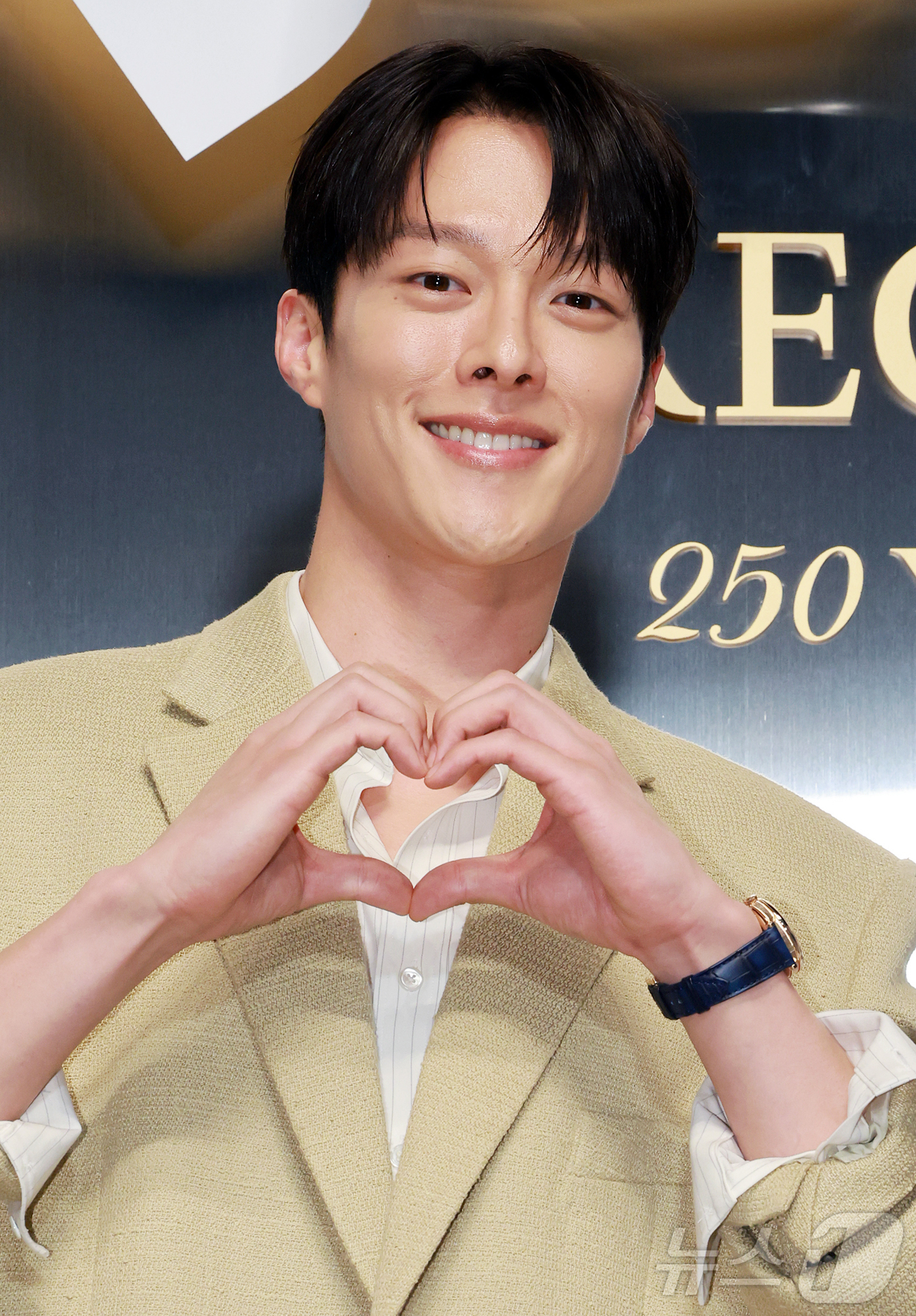 (서울=뉴스1) 김진환 기자 = 배우 장기용이 26일 서울 성동구 성수 앤더슨씨에서 열린 브레게 250주년 기념 전시 ‘시간의 서랍(Les Tiroirs Du Temps) 포토월에 …