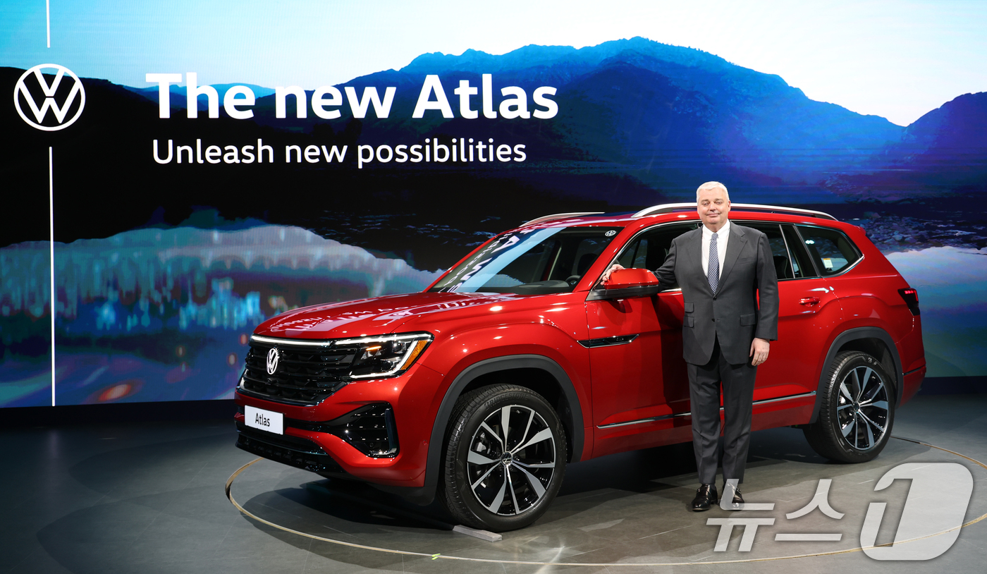 (인천=뉴스1) 권현진 기자 = 틸 셰어 폭스바겐코리아 대표이사가 26일 인천 중구스튜디오파라다이스에서 열린 폭스바겐코리아 신형 아틀라스 미디어 포토세션 행사에서 포즈를 취하고 있 …