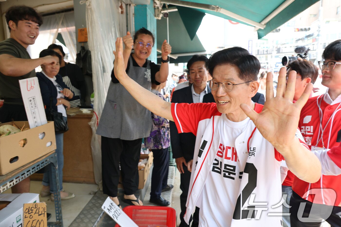 본문 이미지 - 김문수 국민의힘 대통령 후보가 26일 오전 경기 안성시 안성맞춤대로에서 가진 유세에서 상인들과 인사나누고 있다. 2025.5.26/뉴스1 ⓒ News1 이광호 기자