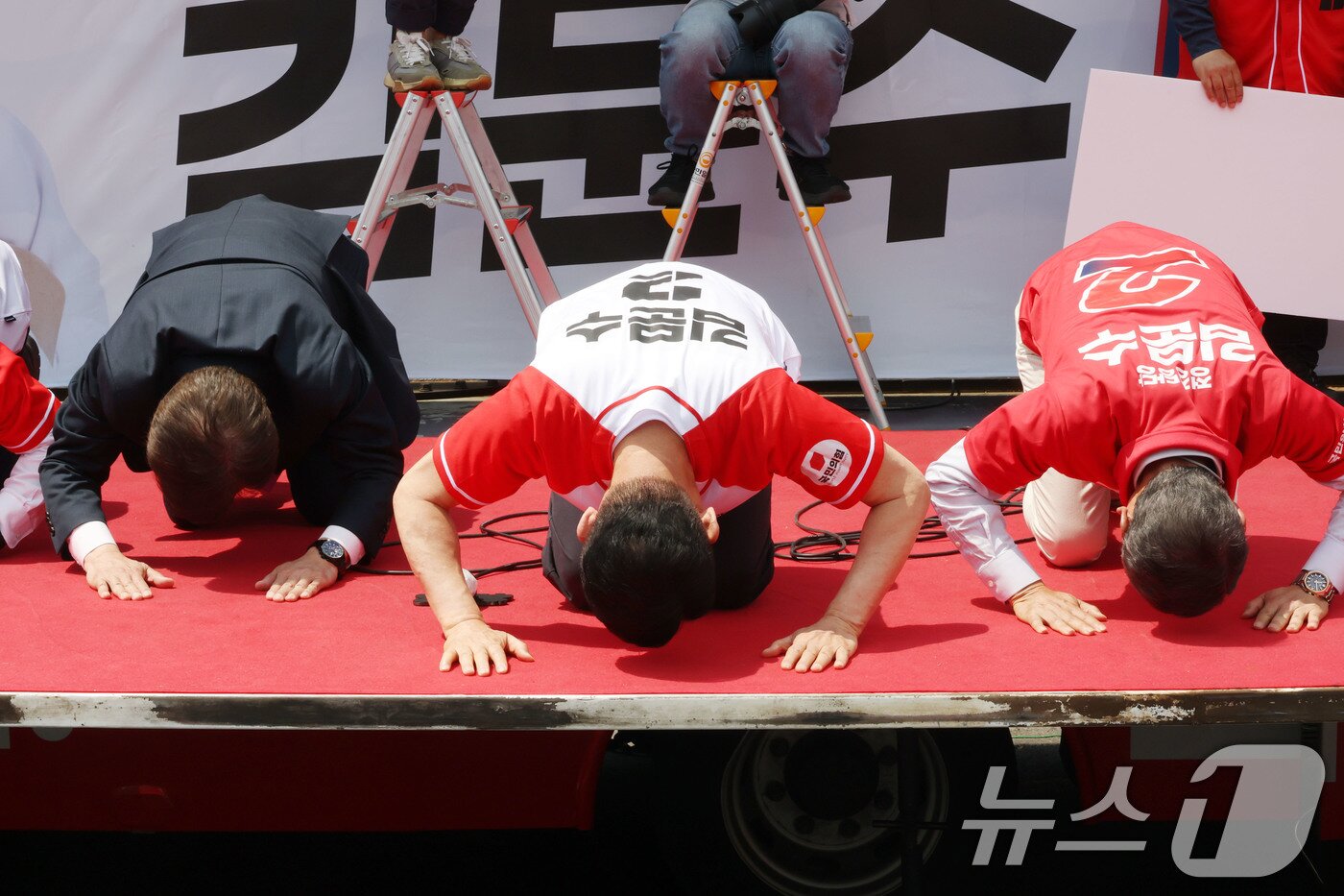 본문 이미지 - 김문수 국민의힘 대통령 후보가 26일 오전 경기 안성시 안성맞춤대로에서 가진 유세에서 시민들에게 큰절하고 있다. 2025.5.26/뉴스1 ⓒ News1 이광호 기자
