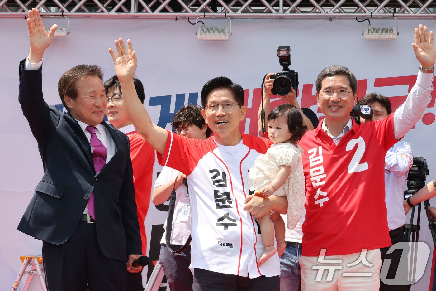 본문 이미지 - 김문수 국민의힘 대통령 후보가 26일 오전 경기 안성시 안성맞춤대로에서 가진 유세에서 아기를 안고 시민들에게 인사하고 있다. 2025.5.26/뉴스1 ⓒ News1 이광호 기자